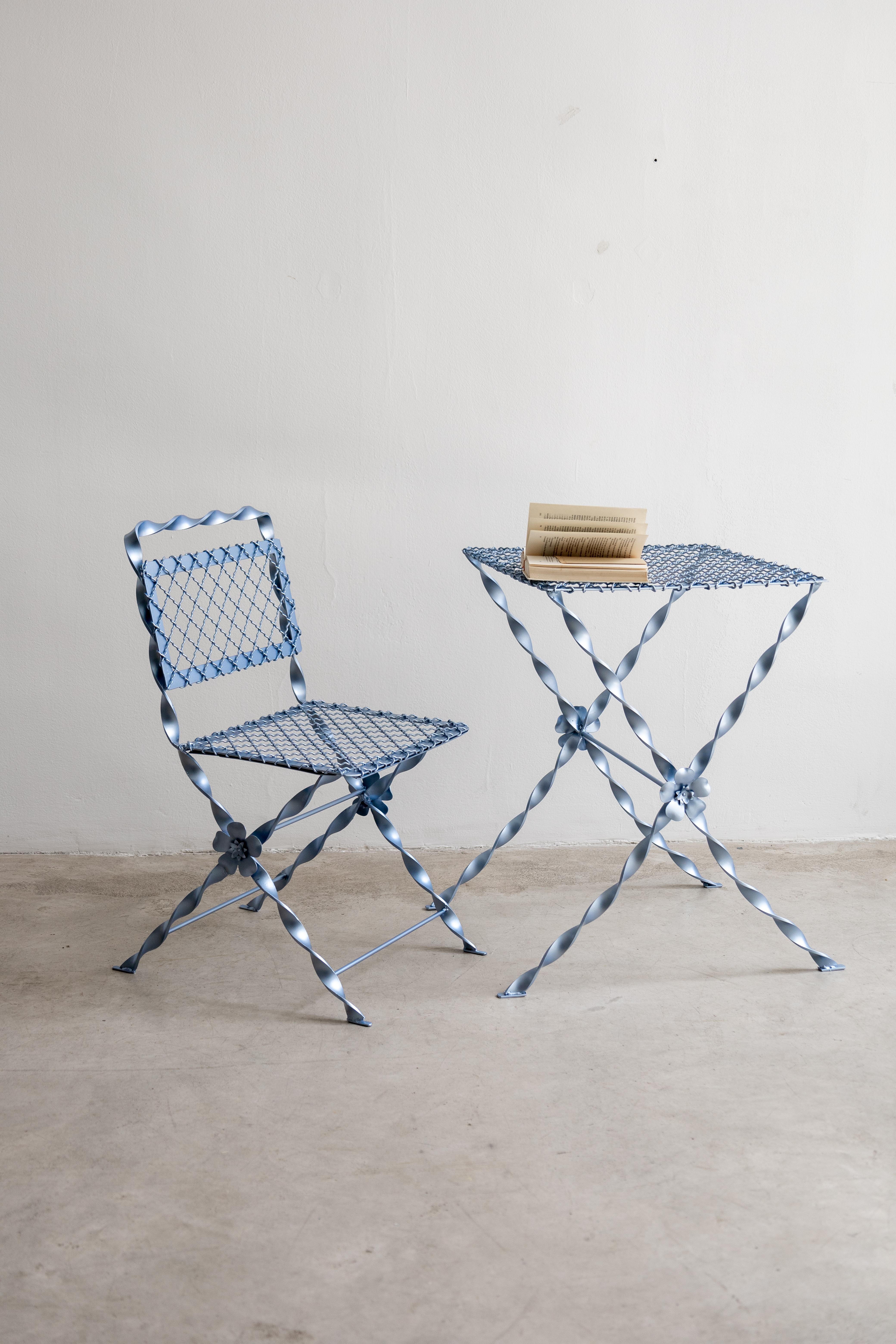 This is a unique contemporary piece based on the shape of a classic garden furniture set.


Romantic but strong, this chair is made of iron. Made up of three components: the twisted Solomonic plate, a diagonal wavy fabric that covers the backrest