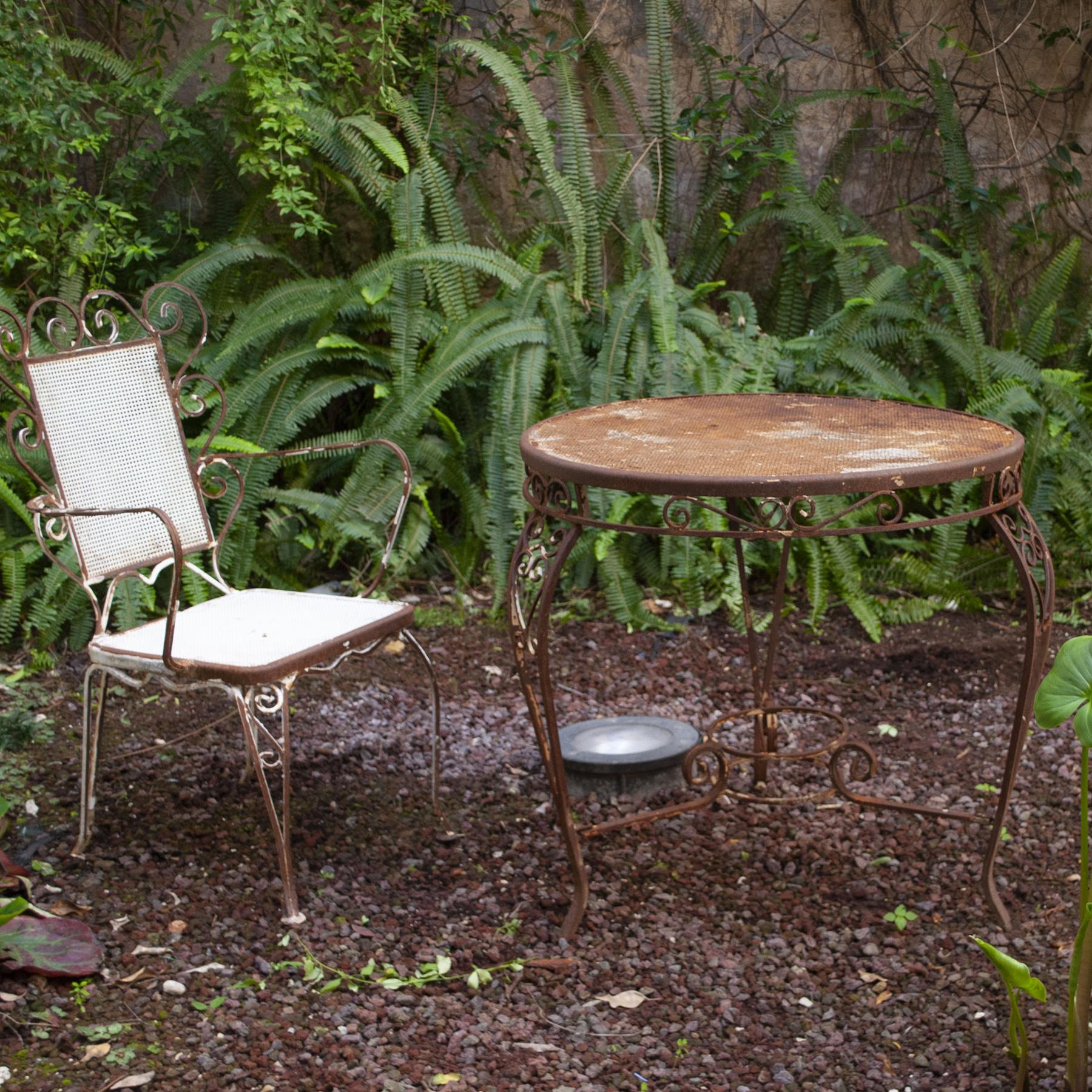 Table à thé ronde en fer forgé pour le jardin au début des années 50, la table est volontairement laissée avec sa patine d'ancienneté.