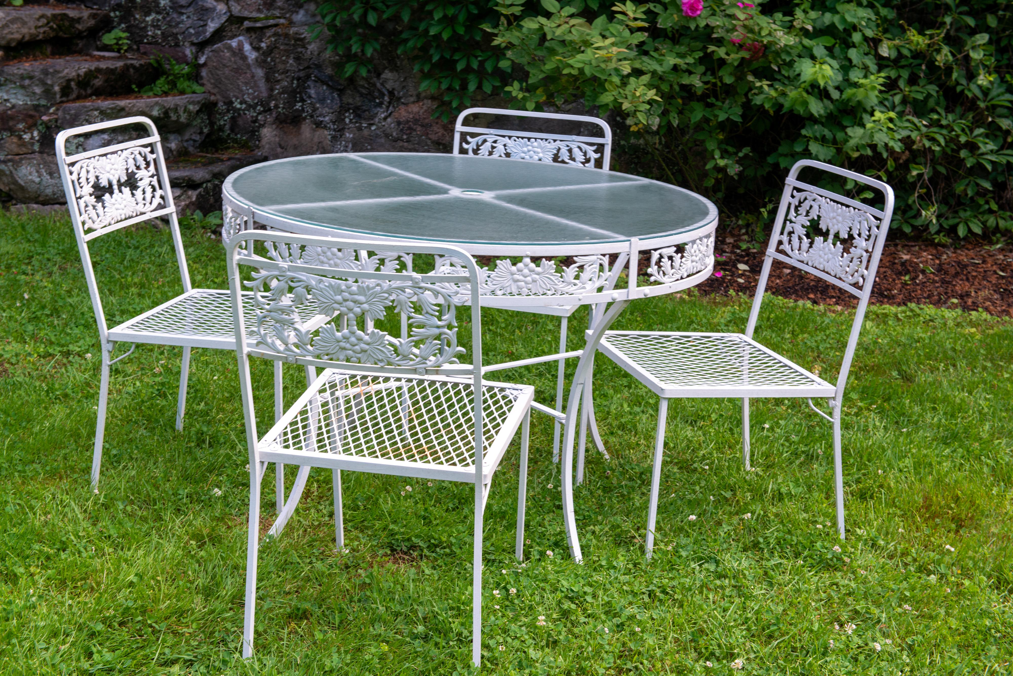 Schmiedeeiserner Tisch mit Glasplatte, vier Stühle (amerikanisch) im Angebot