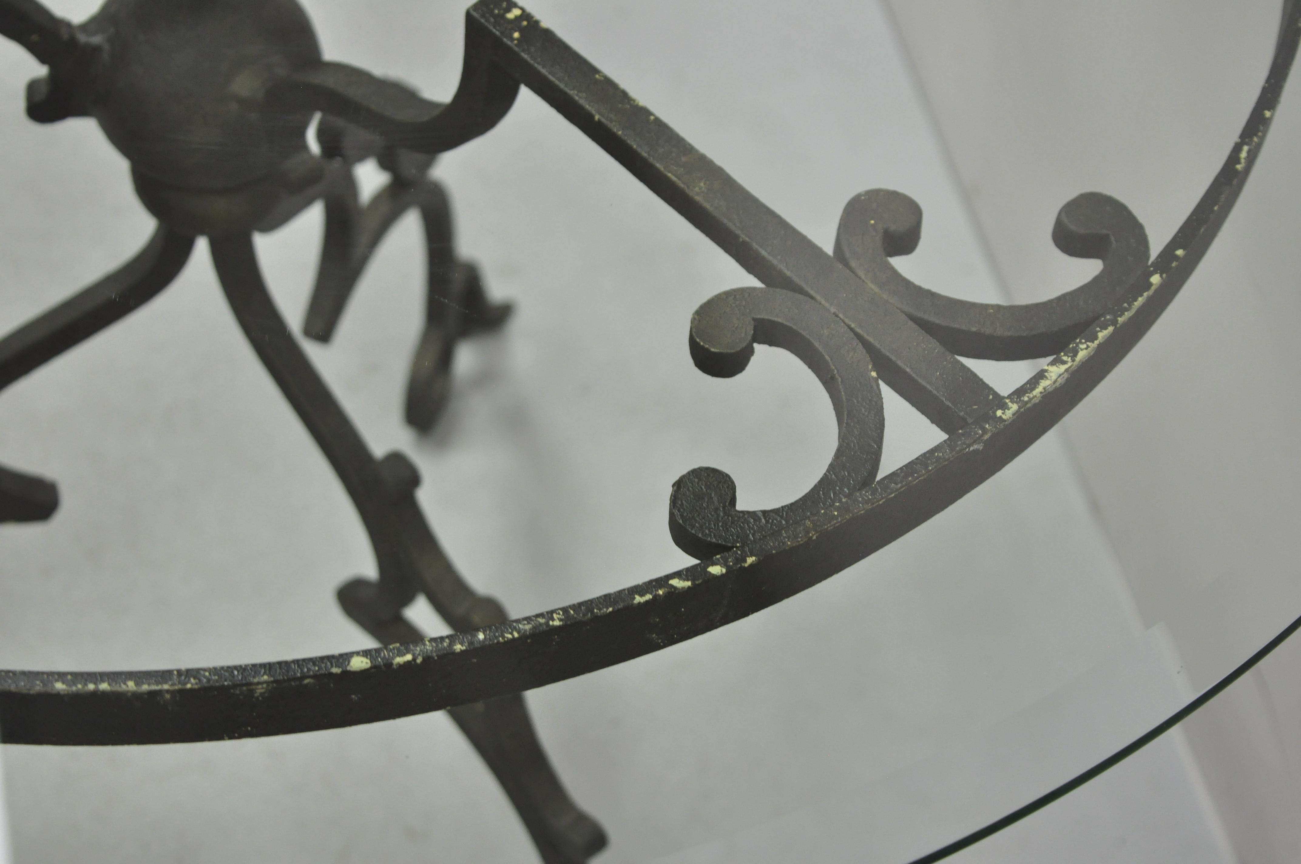 Schmiedeeisen-Mitteltisch im gotischen Stil mit runder Glasplatte und Schnörkelfuß im Angebot 3