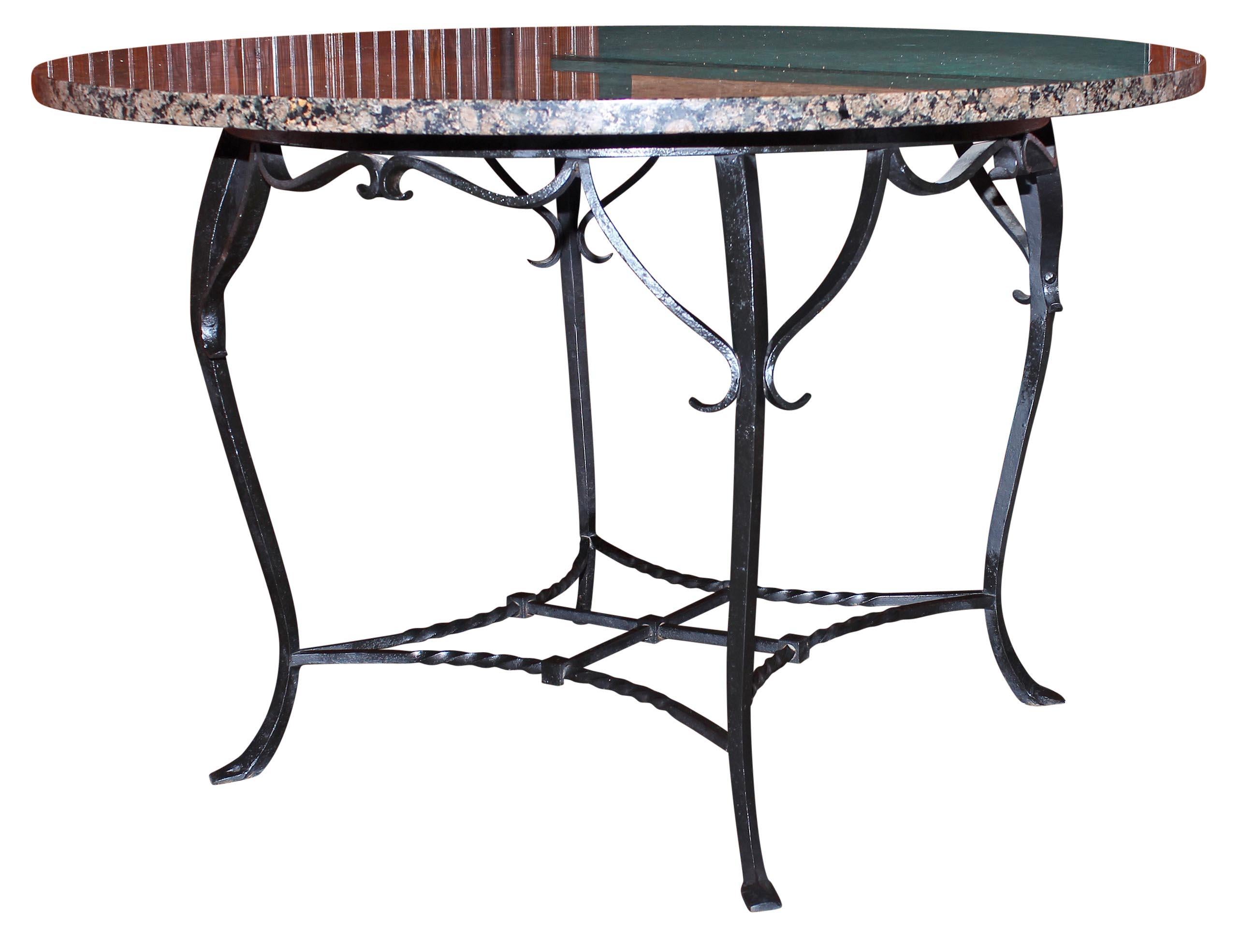 Table de salle à manger ancienne en fer forgé et granit. La base est faite à la main. La table est solide et bien construite. Fabriqué vers 1910. La table peut être utilisée à l'intérieur ou à l'extérieur. Veuillez nous contacter pour les options