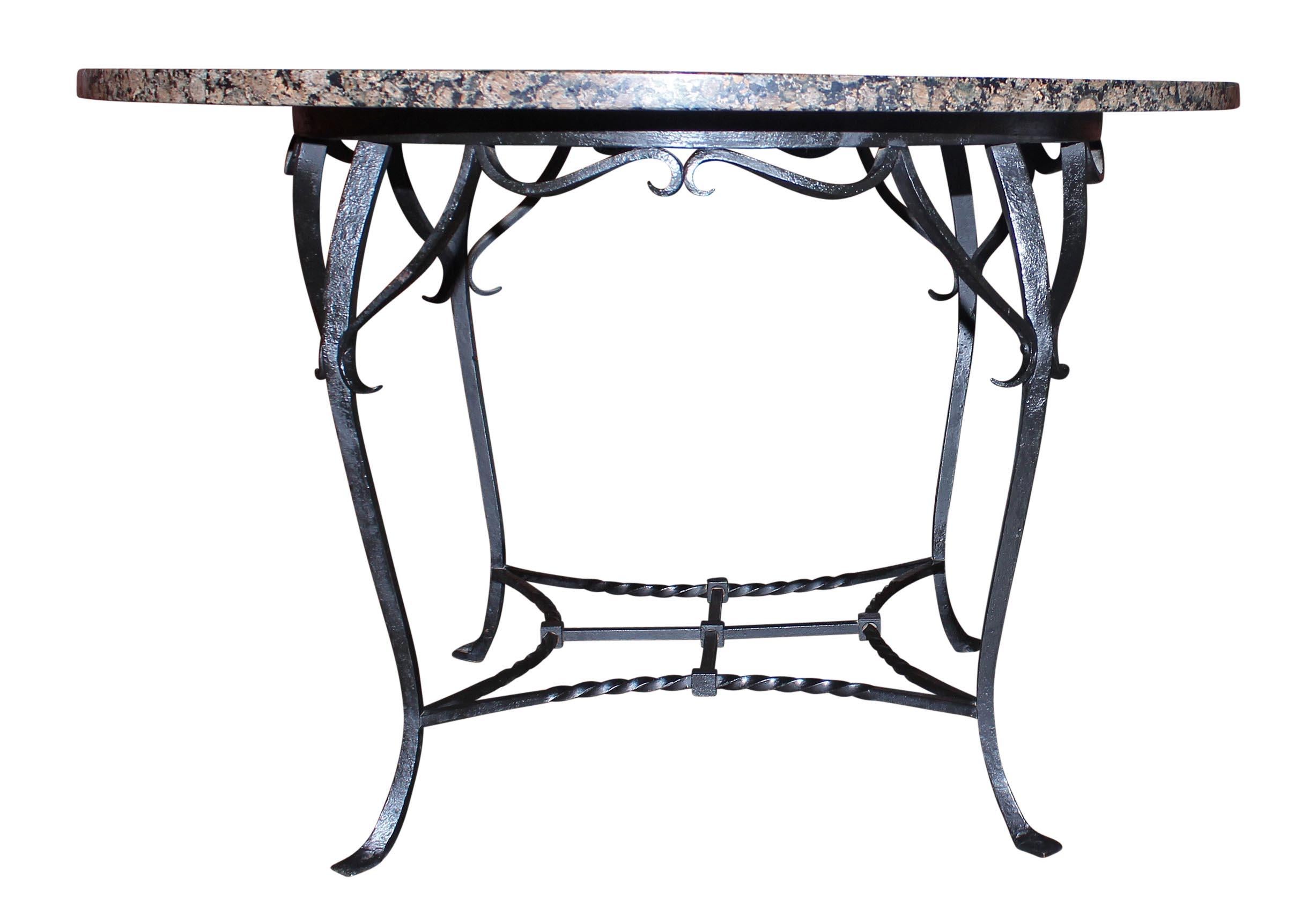 Américain Table à manger ronde d'extérieur en fer forgé avec plateau en granit Faite à la main, vers 1910 en vente