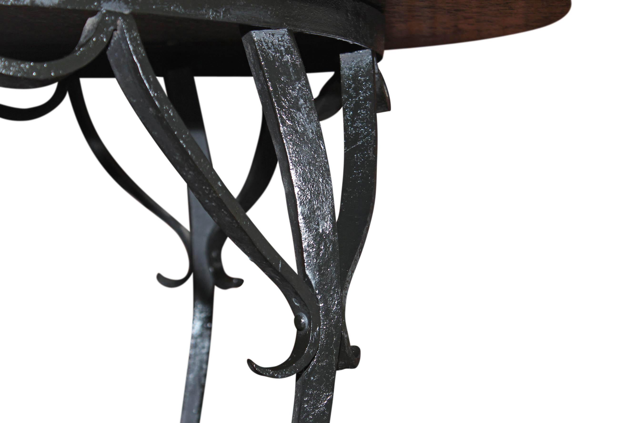 Fait main Table à manger ronde d'extérieur en fer forgé avec plateau en granit Faite à la main, vers 1910 en vente