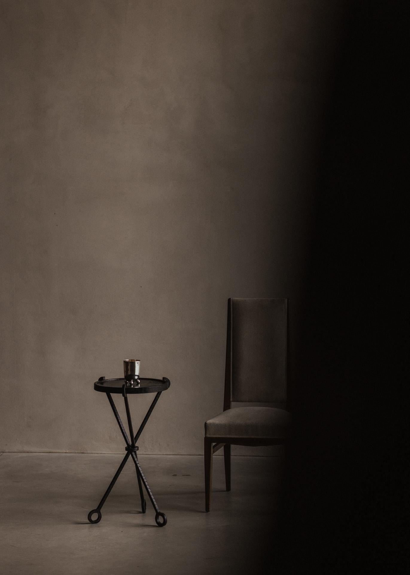 une table d'appoint artisanale inspirée des tables de fumeurs du XIXe siècle. Fabriqué à la main en Belgique par un maître forgeron, il est intemporel et élégant, une ode à l'artisanat ancien, mais présenté dans une interprétation moderne. Une pièce