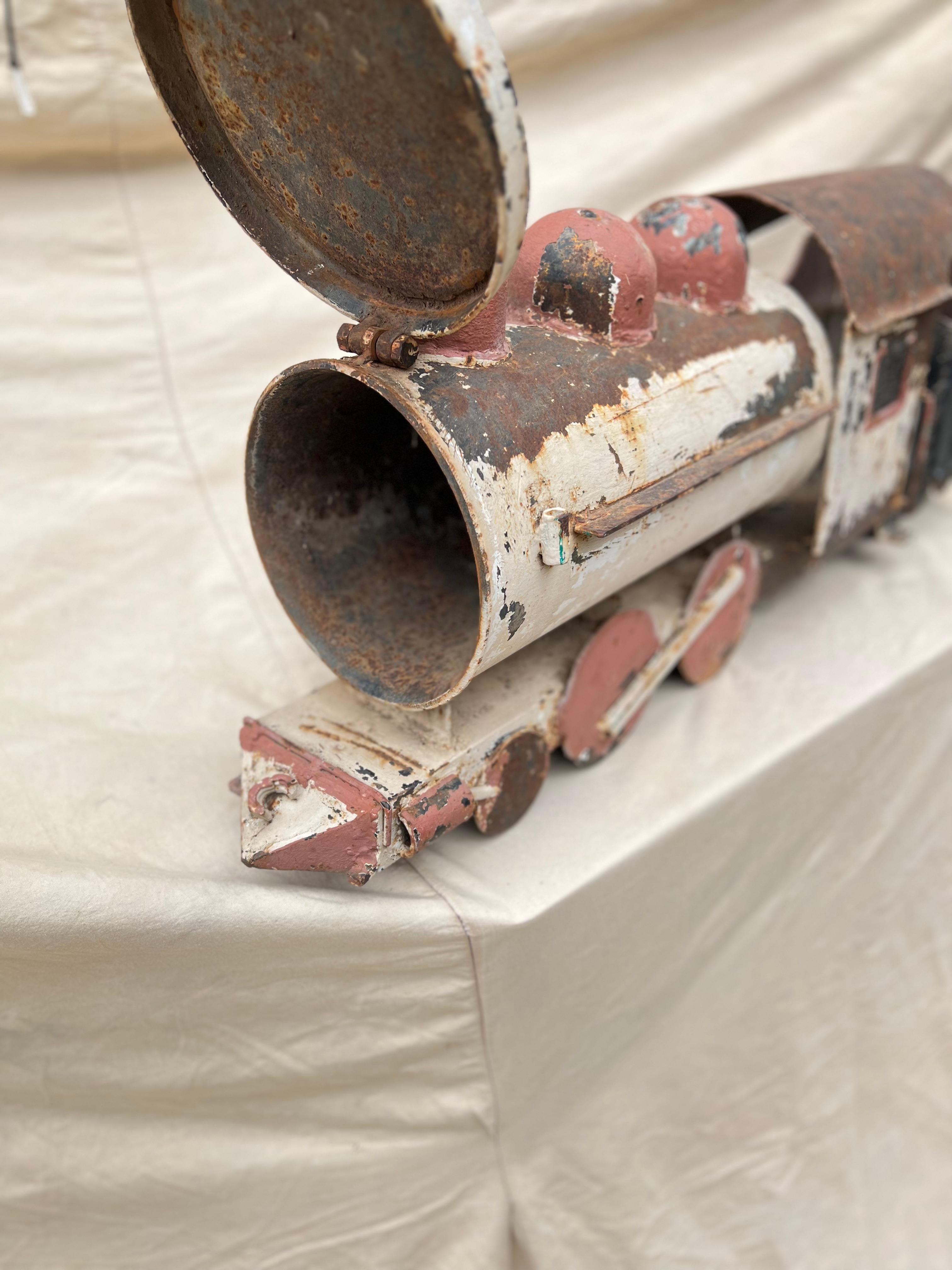 Buzón de tren de hierro forjado pintado a mano con arte popular en venta 2