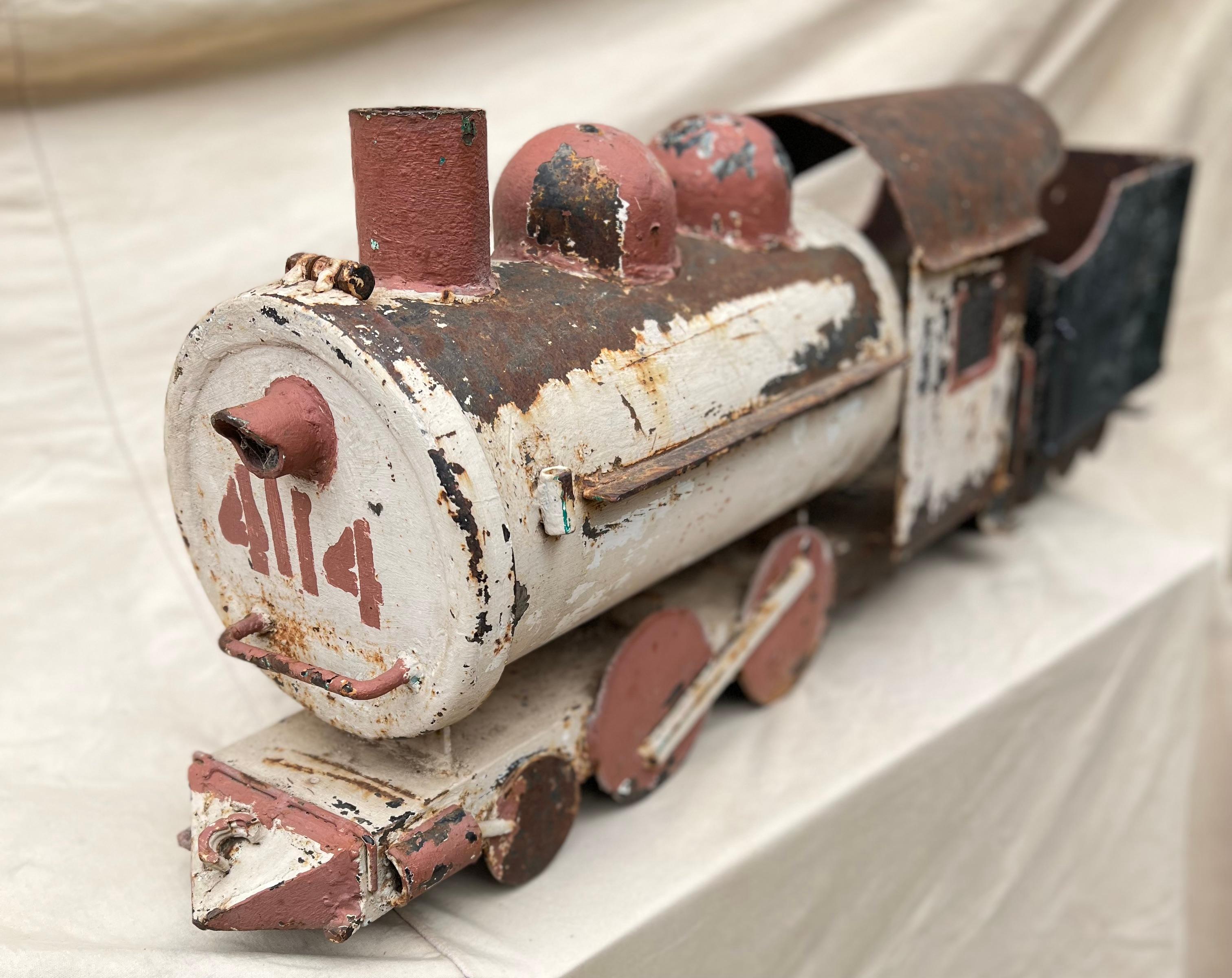 Buzón de tren de hierro forjado pintado a mano con arte popular en venta 3