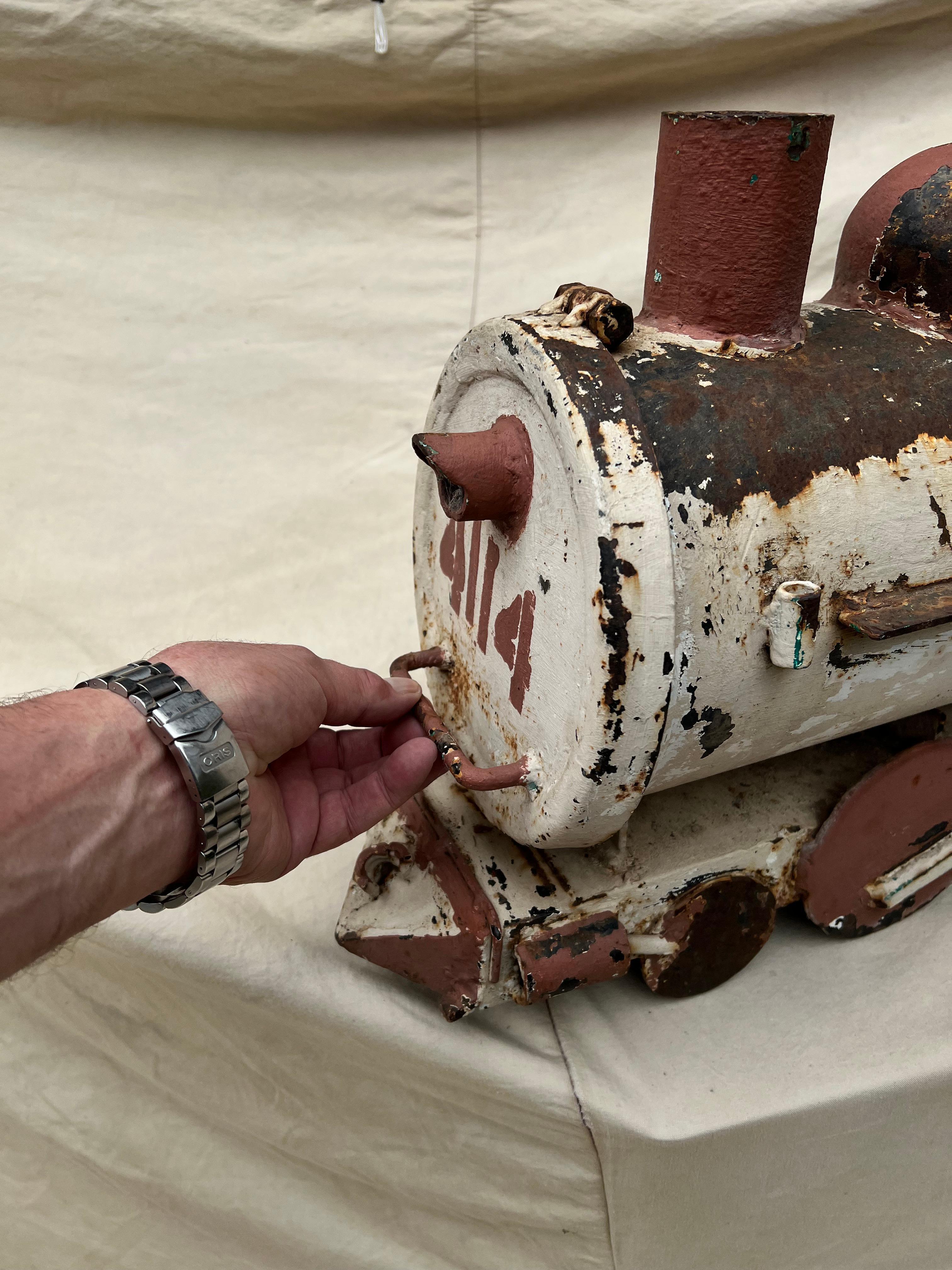 Buzón de tren de hierro forjado pintado a mano con arte popular en venta 5