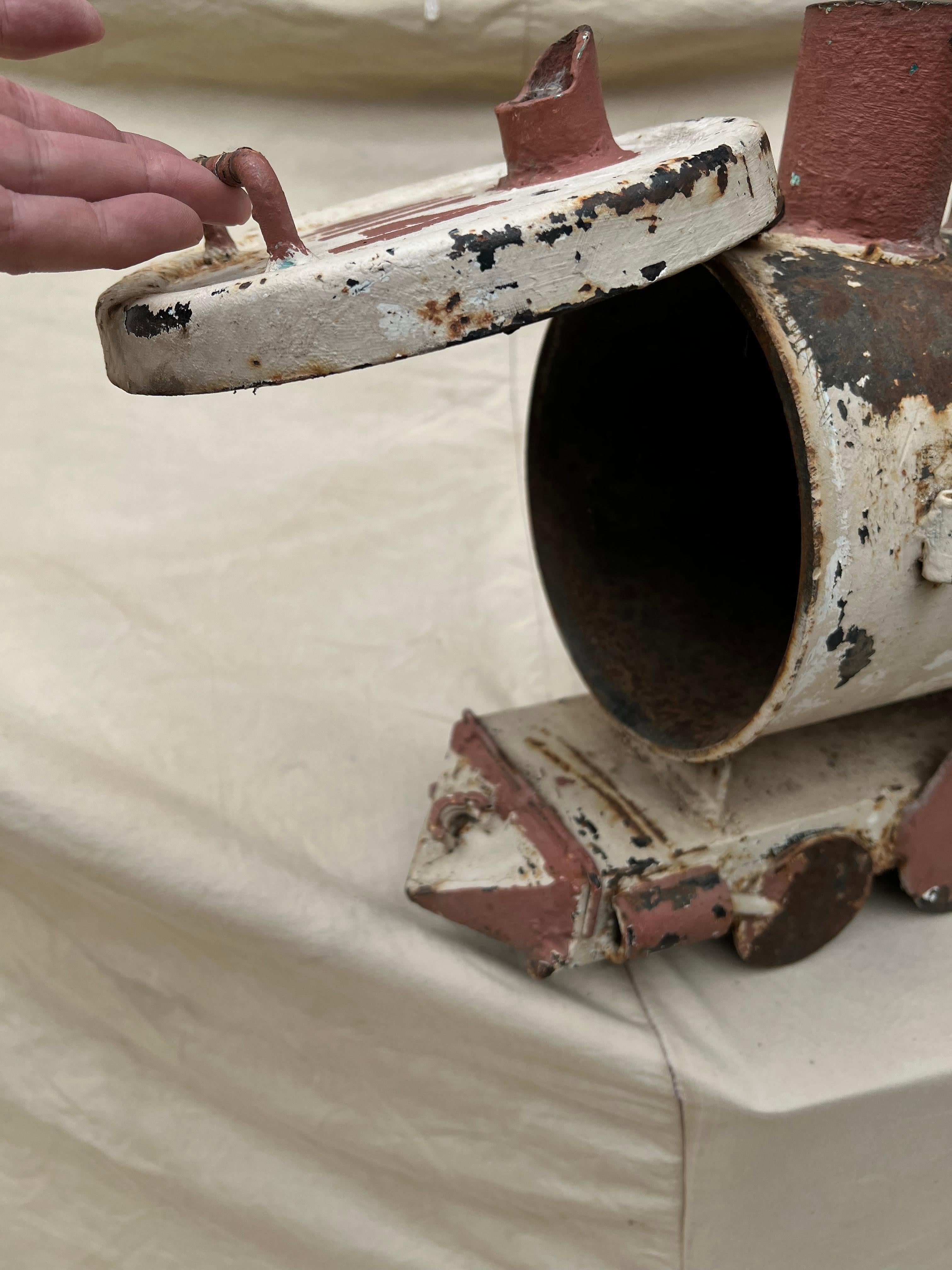 Buzón de tren de hierro forjado pintado a mano con arte popular en venta 8