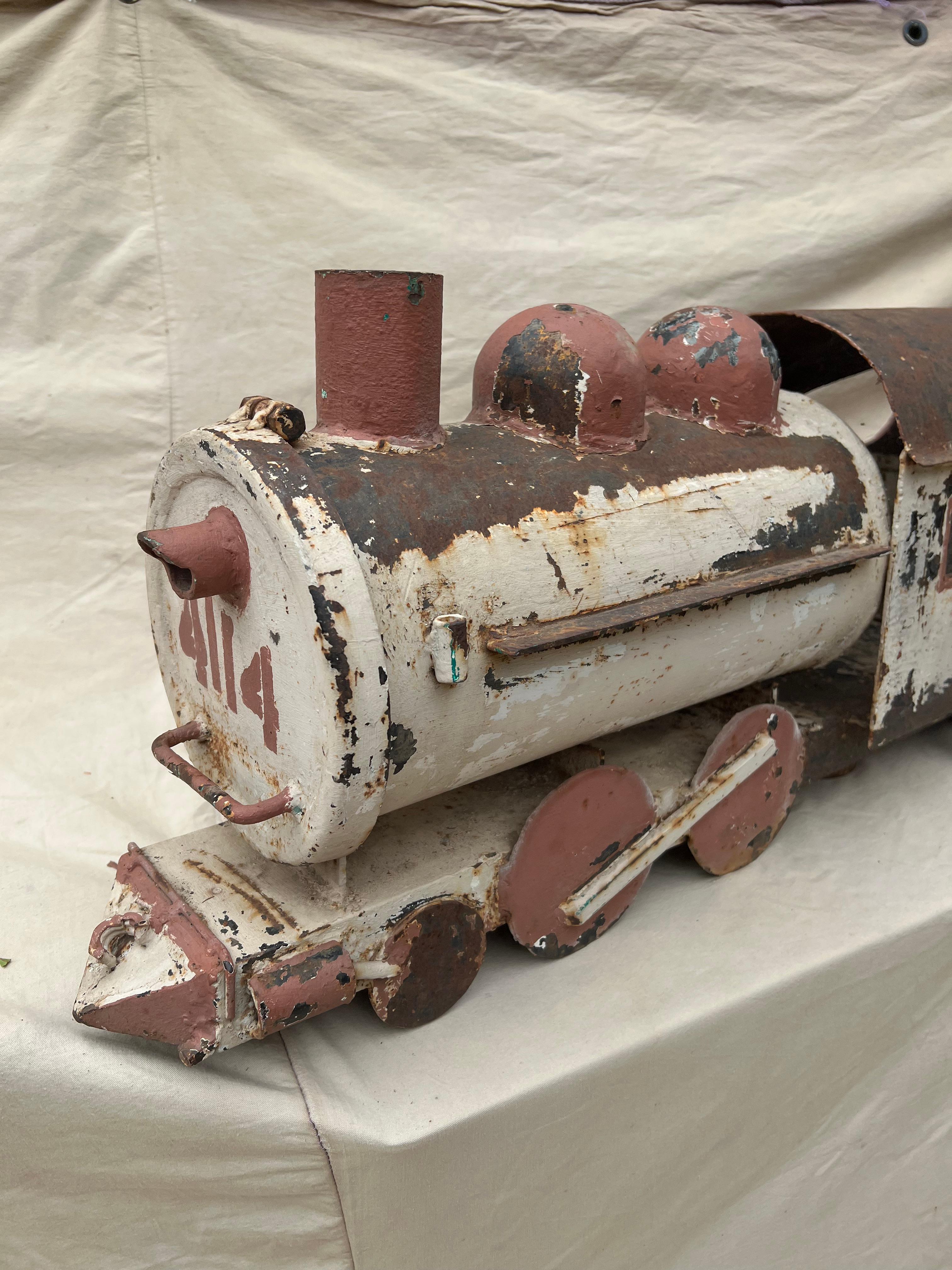 Buzón de tren de hierro forjado pintado a mano con arte popular en venta 12