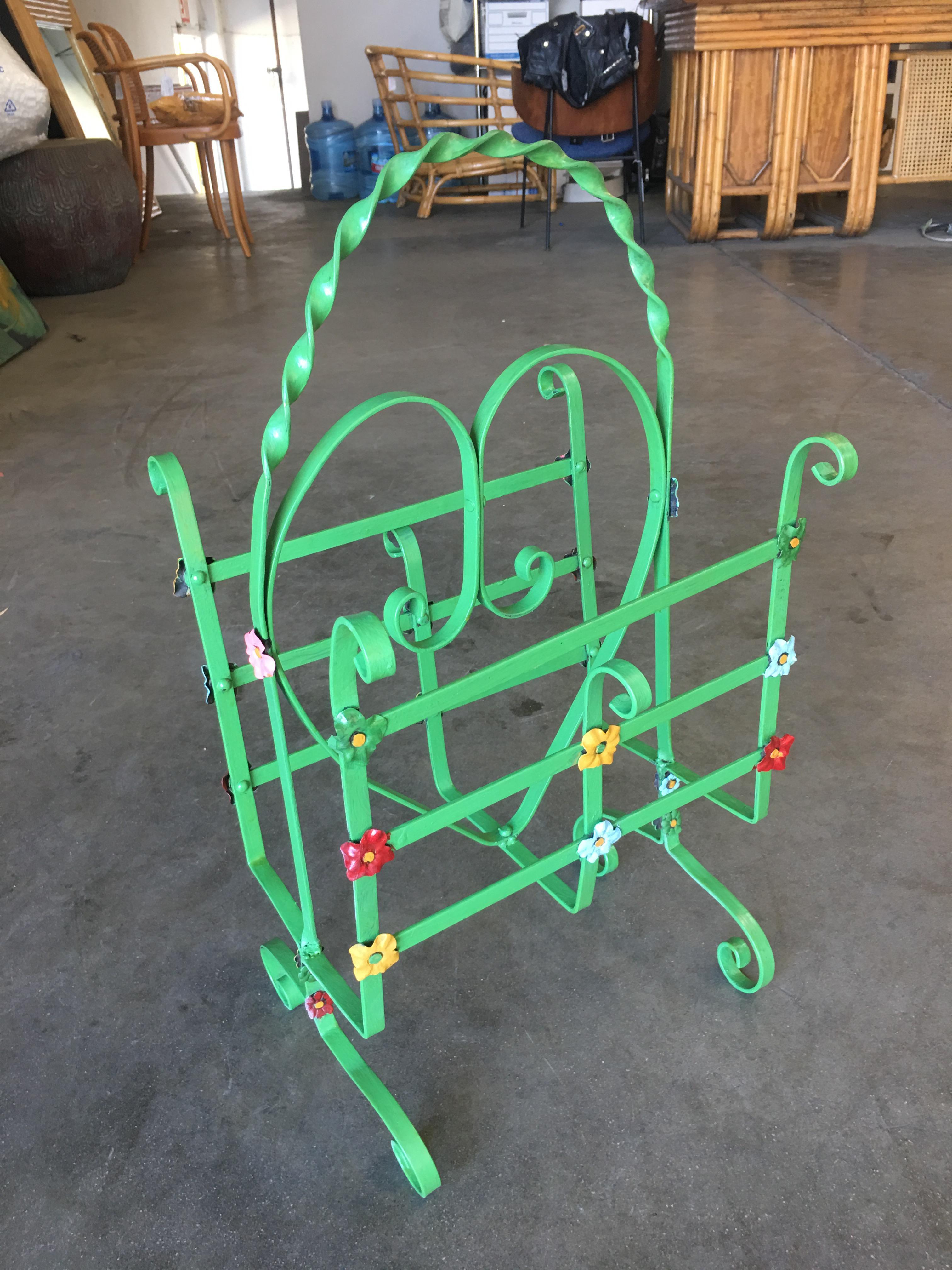 Wrought Iron Heart Floral Accent Magazine Stand In Excellent Condition For Sale In Van Nuys, CA