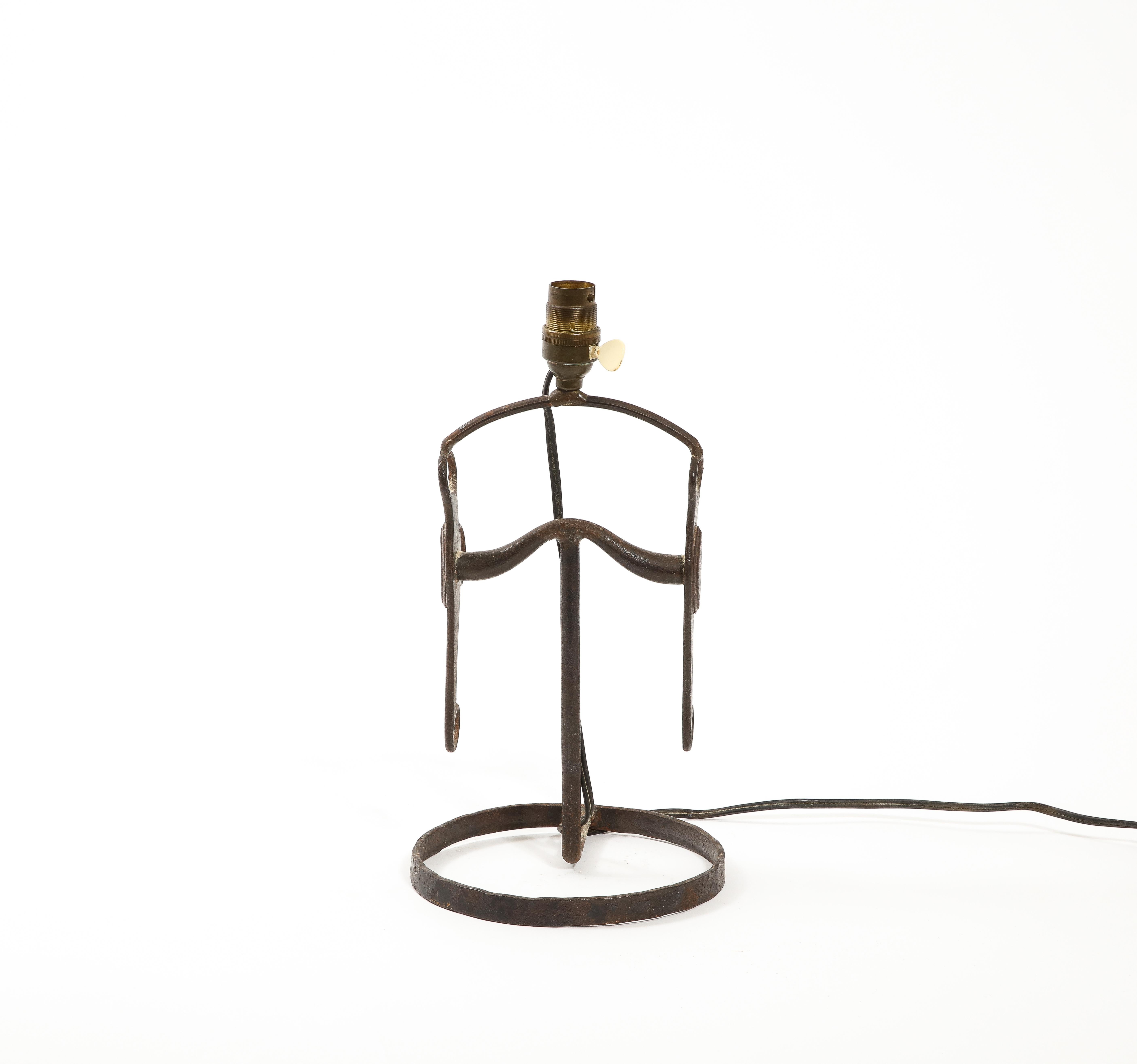 Lampe de table rustique en fer forgé inspirée d'un mors de cheval. La taille ne concerne que la base. L'abat-jour n'est pas inclus