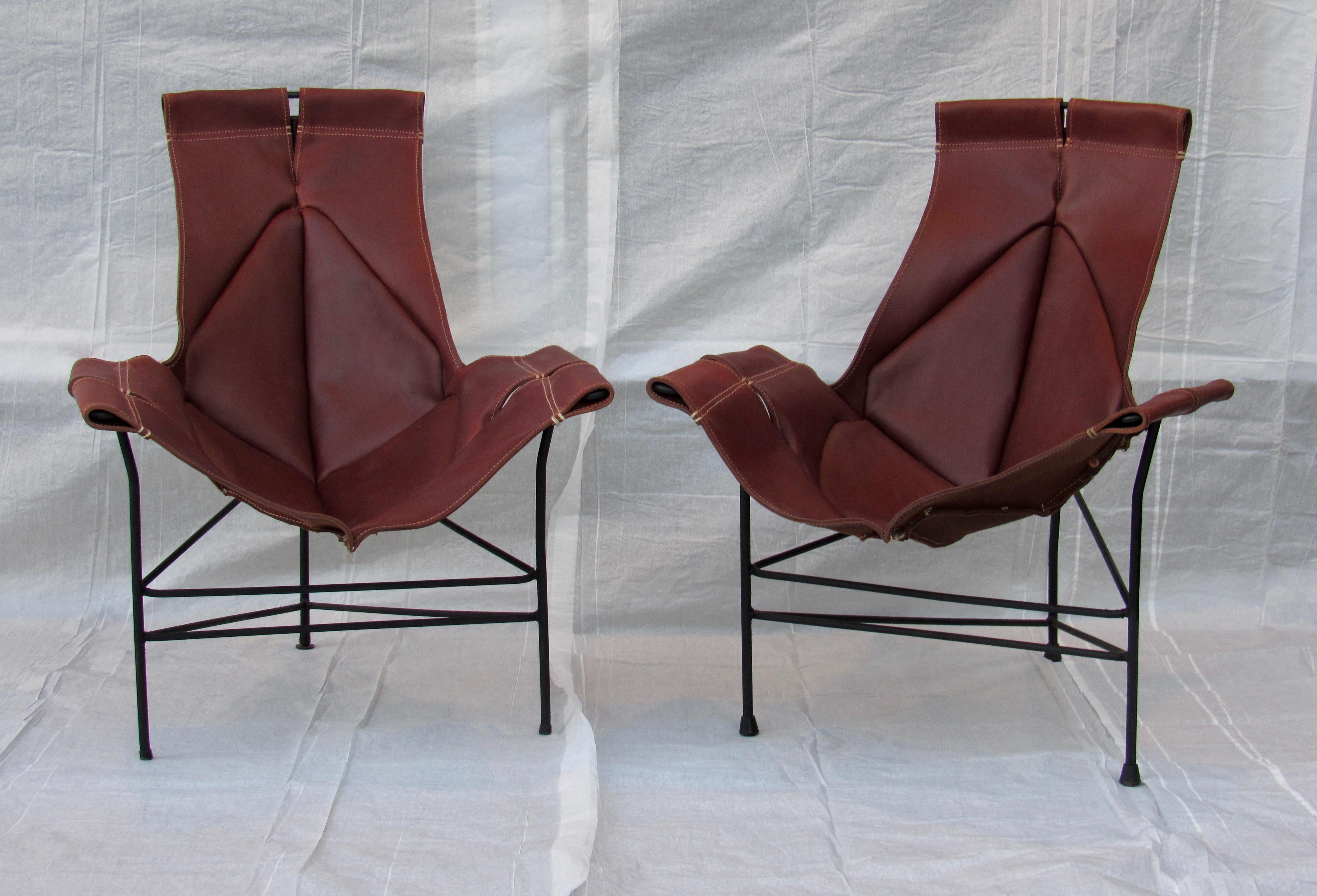 Chaises longues en fer forgé et cuir conçues par Jerry Johnson pour Leathercraft, vers 1954.
Trois disponibles, deux comme sur la photo, le troisième peut être adapté à la couleur de votre choix).
Les prix s'entendent par chaise. 
Les frondes en