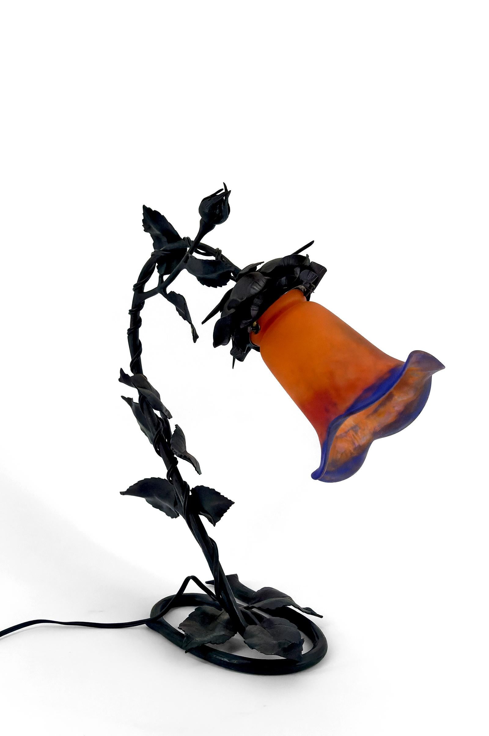 Vetro artistico Lampada in ferro battuto in stile Art Nouveau - Art Deco di Muller Frères, circa 1920 in vendita