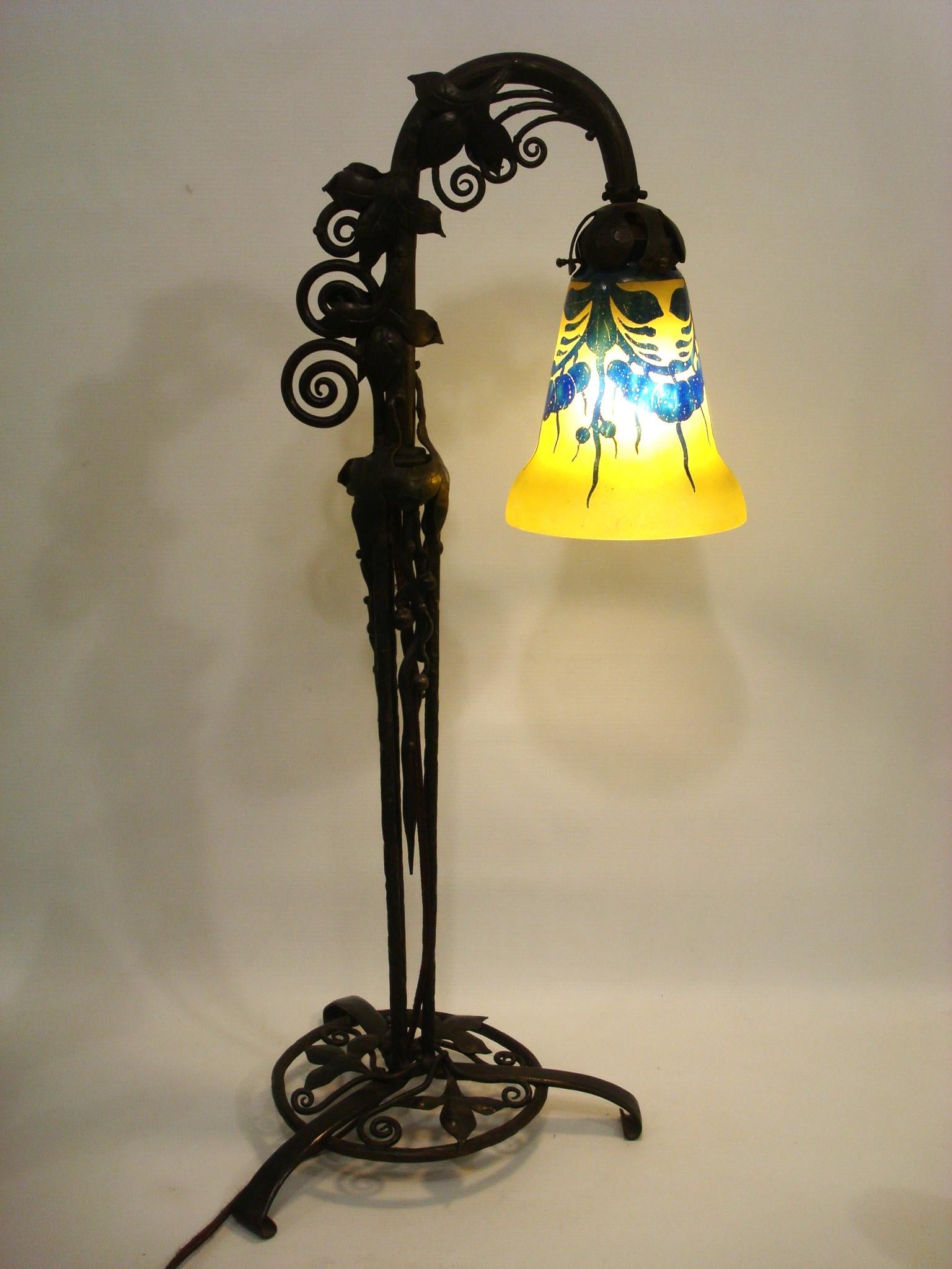 A superb Art Nouveau - Art Deco table/living room/desk lamp, rare and exceptional.
This rare model, dating from the 1920s, stands out for its remarkable wrought iron work.
Materials: Wrought iron (structure), glass (lampshade)
Condition: Very good