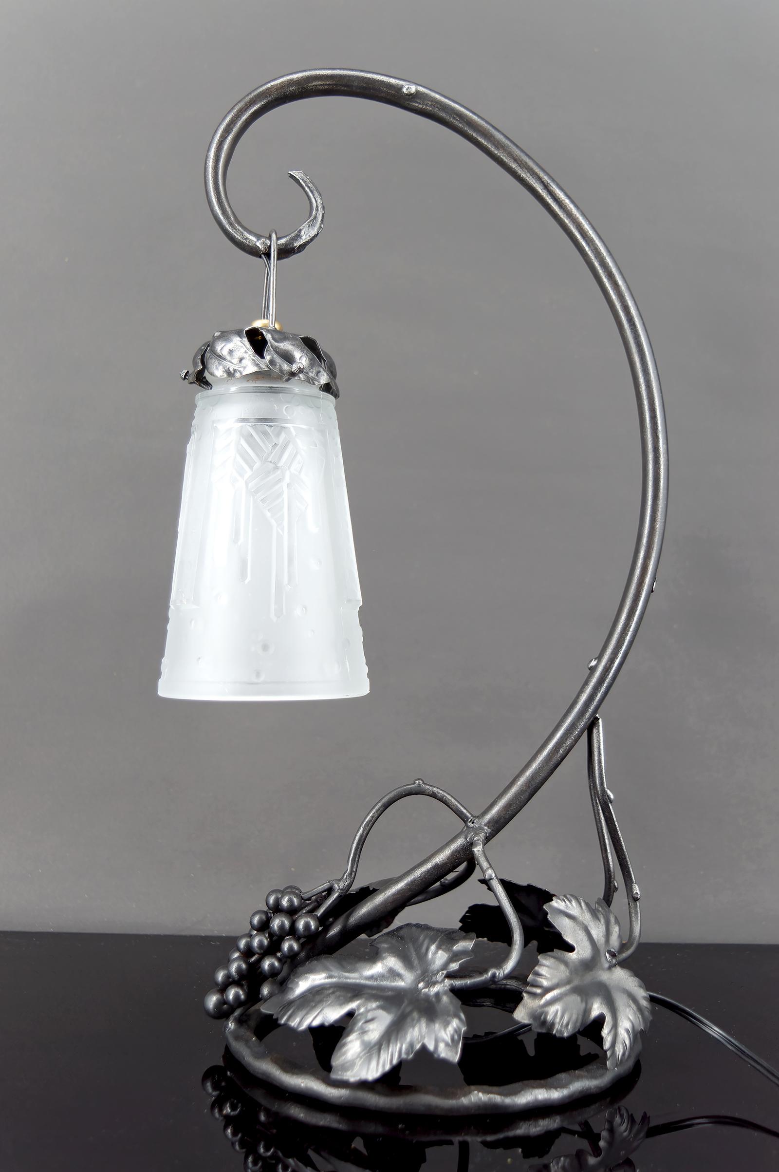Wrought Iron Lamp “Vine and Grape” – Muller Frères Lunéville – Art Deco, Circa 1930

A stunning French Art Deco lamp, crafted around 1930 by the renowned Muller Frères of Lunéville, celebrated master glassmakers of the era.

This rare piece stands