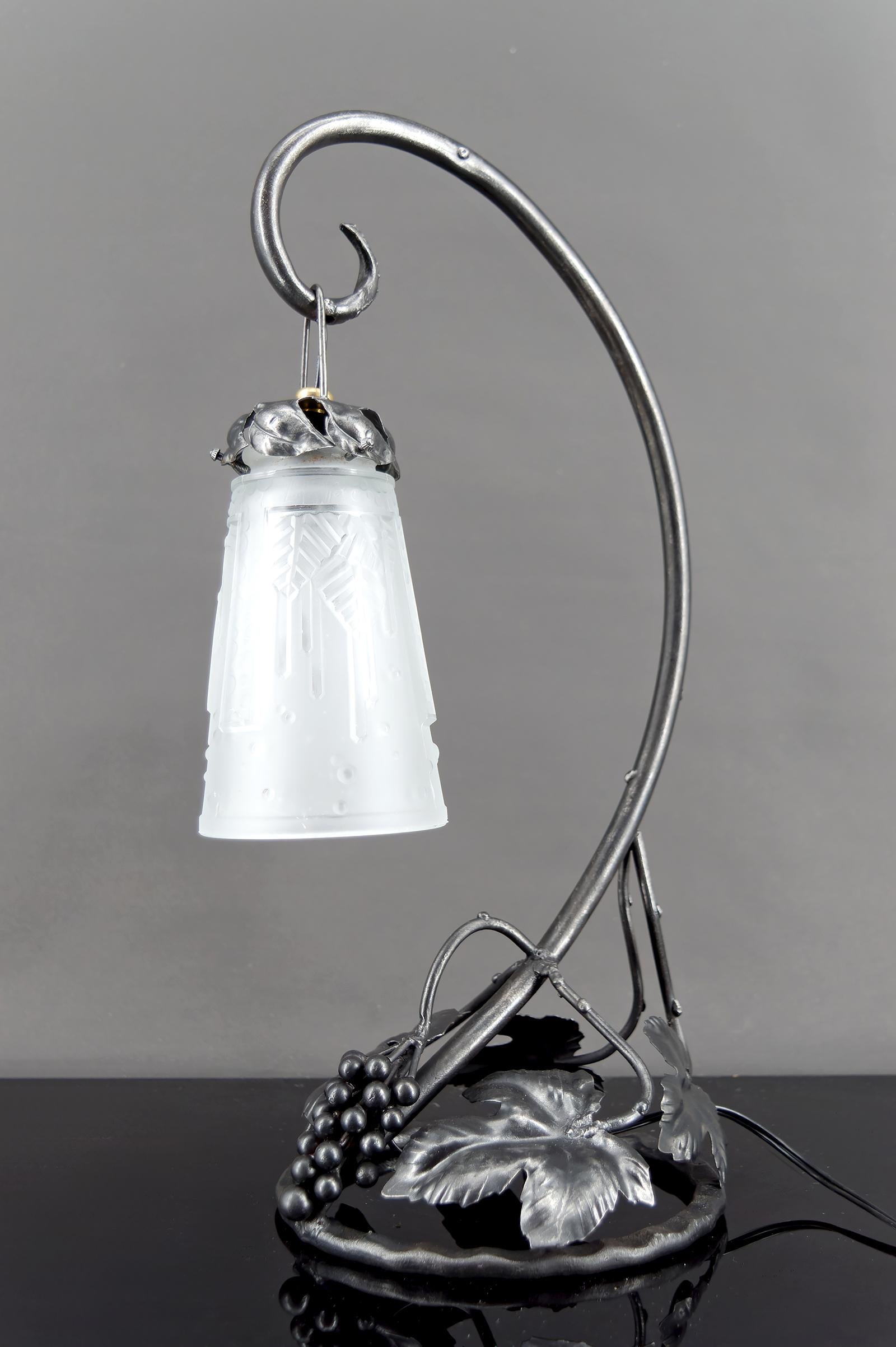 French Wrought Iron Lamp “Vine and Grape”, Muller Frères Lunéville, Art Deco, 1930's For Sale