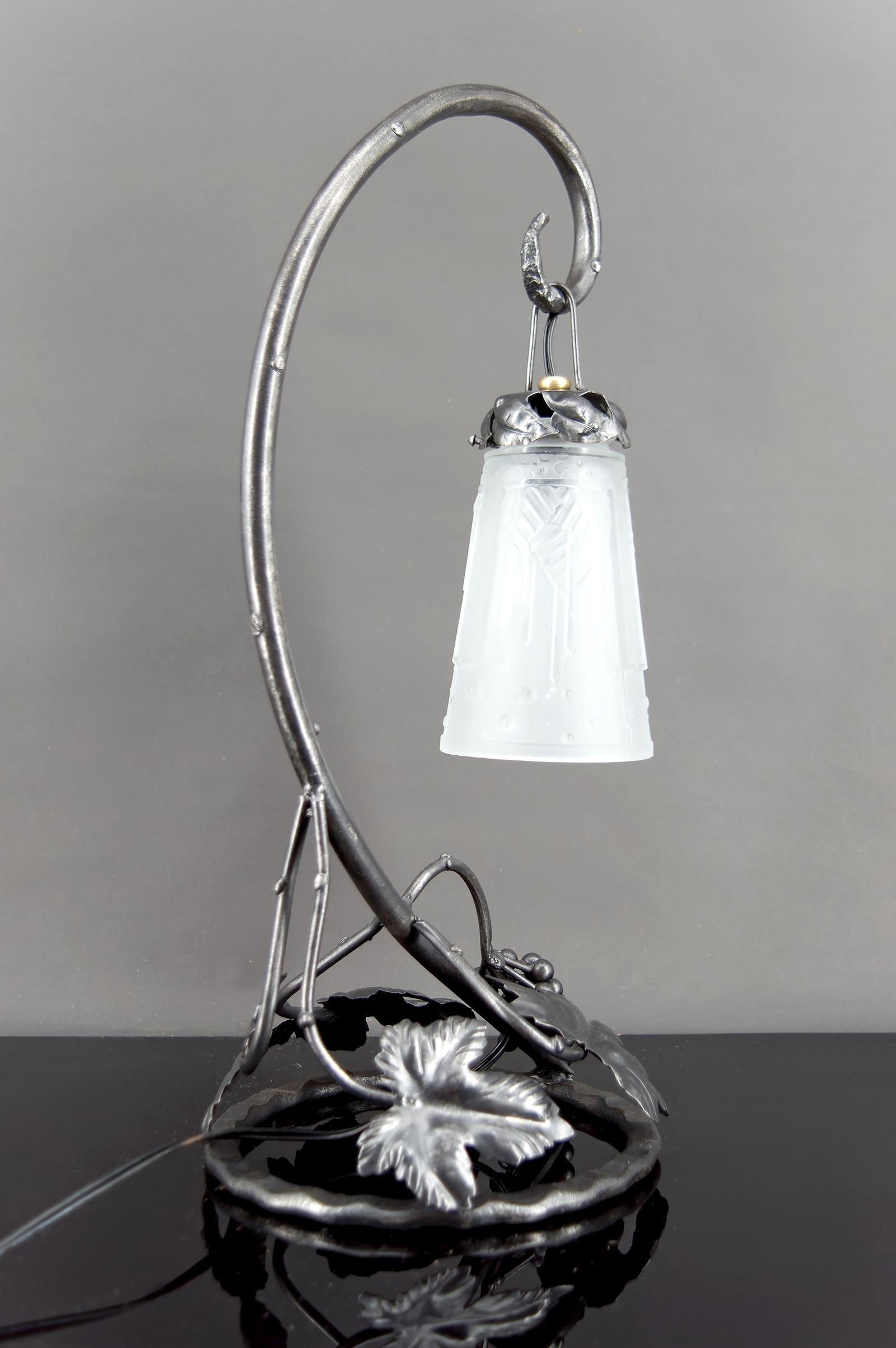 Wrought Iron Lamp “Vine and Grape”, Muller Frères Lunéville, Art Deco, 1930's In Excellent Condition For Sale In VÉZELAY, FR