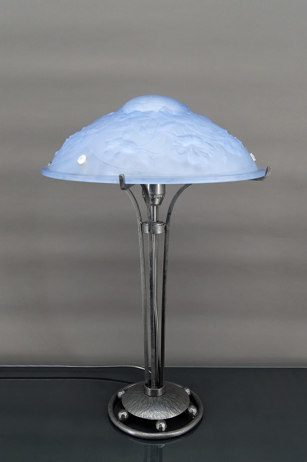 Lampada in ferro battuto con paralume in vetro blu con clematidi e ragnatele.
Francia, Art Deco, 1920 circa

In ottime condizioni. Elettricità OK.

Dimensioni:
altezza 60 cm
diametro 38 cm