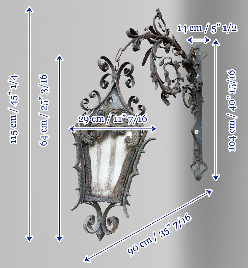 Belle Époque Lanterna in ferro battuto con volute e fogliame, XIX secolo in vendita