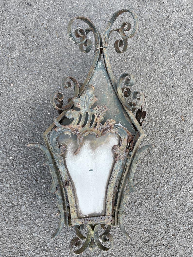 Lanterna in ferro battuto con volute e fogliame, XIX secolo In condizioni buone in vendita a SAINT-OUEN-SUR-SEINE, FR