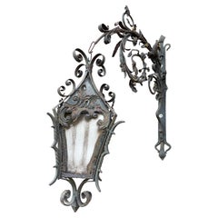 Farol de hierro forjado con volutas y follaje, S. XIX