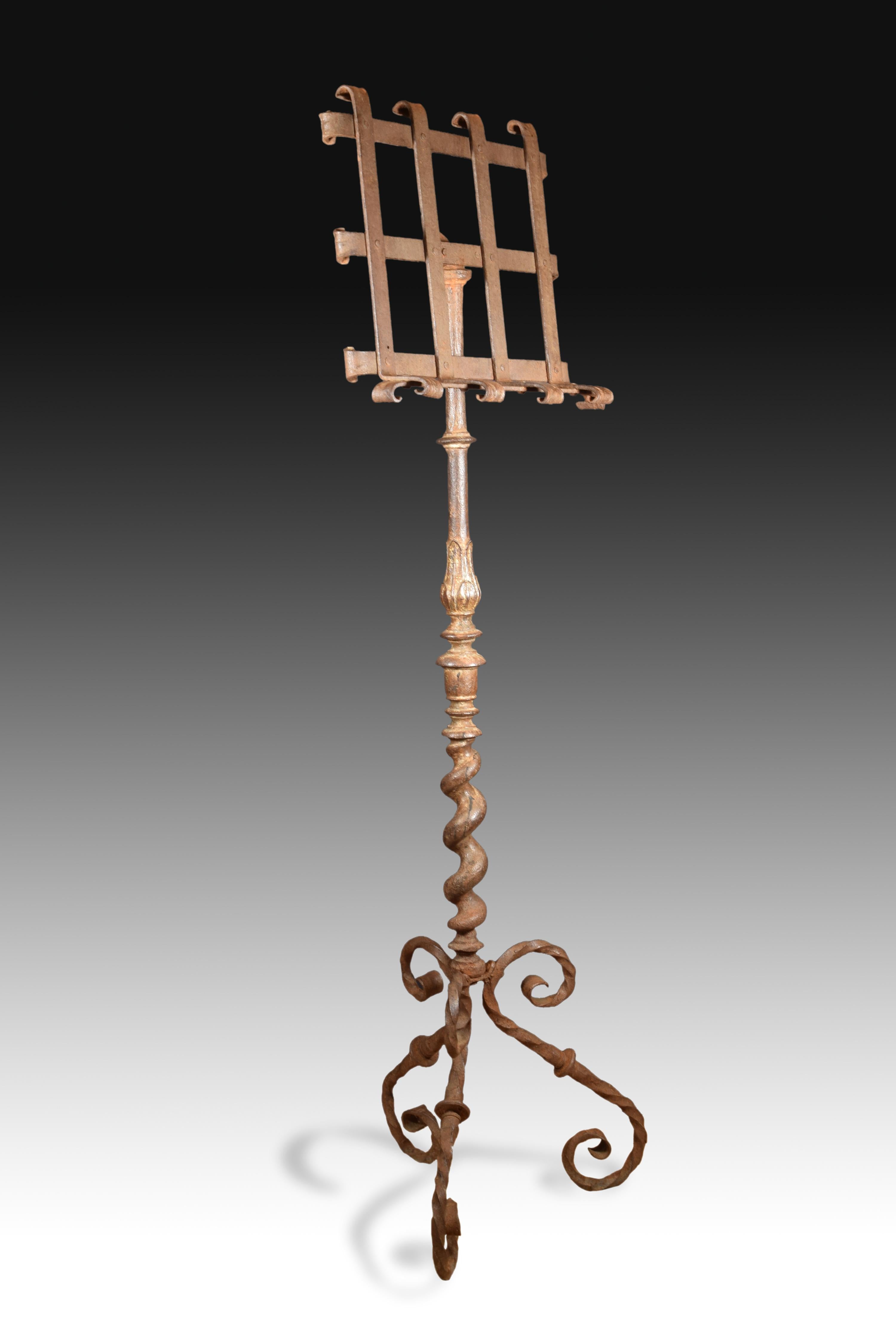 Lectern. Wrought iron. Baluster 17th century; 20th century rest.
Foot stand made of wrought iron with three twisted legs in the form of 