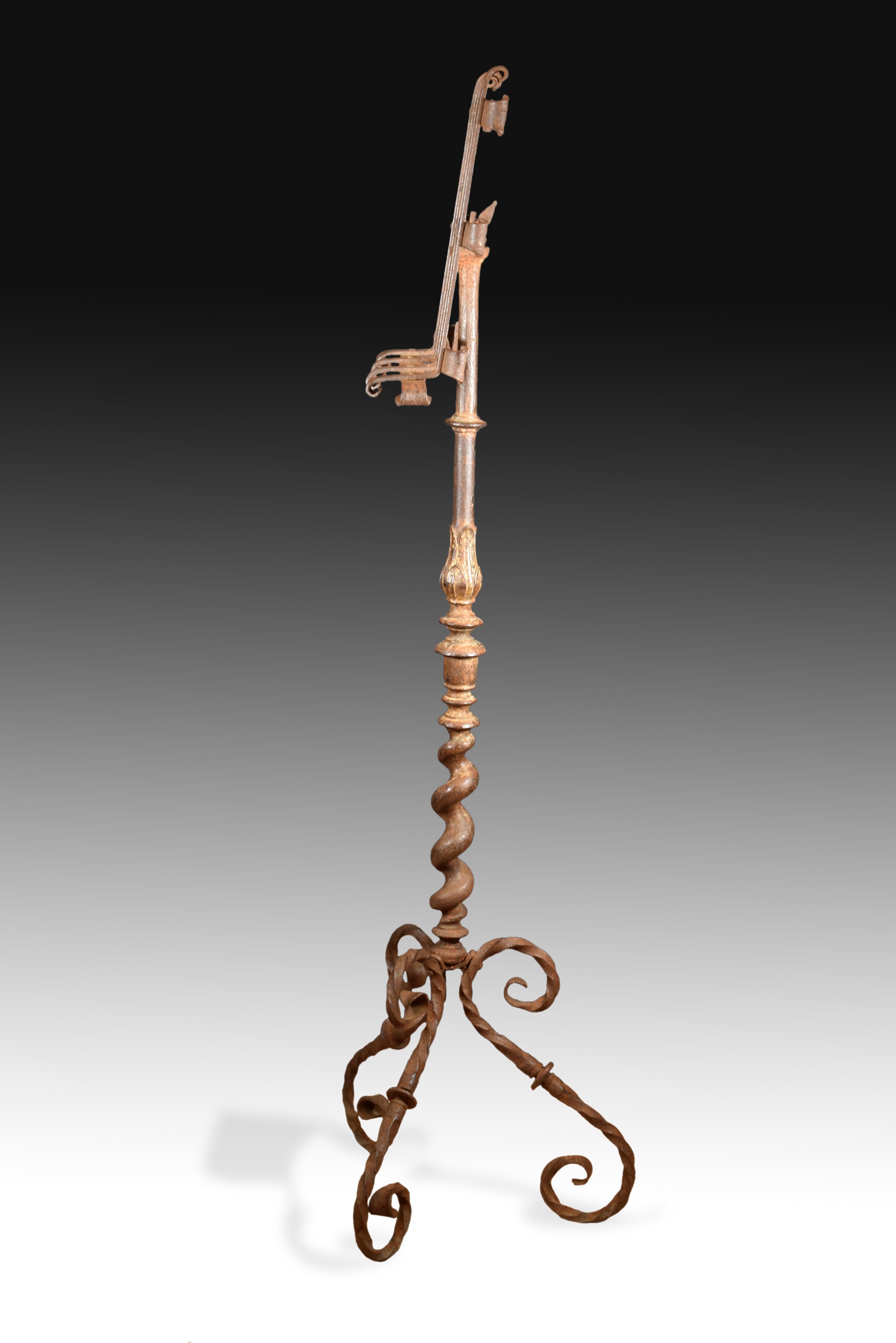 Pupitre. Fer forgé. Balustre 17e siècle ; repos 20e siècle.
Pied en fer forgé avec trois pieds torsadés en forme de 
