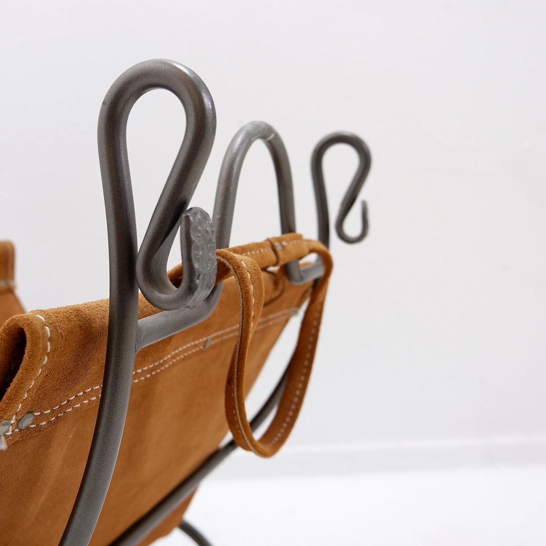 Mid-Century moderno Wrought iron log holder with Suede Leather Carrier in vendita