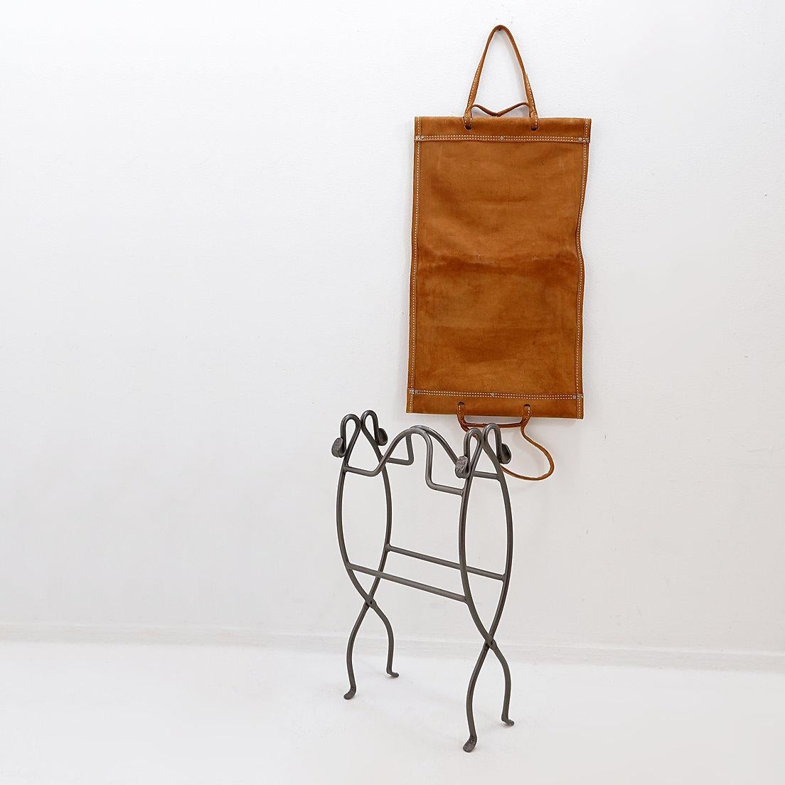 XXI secolo e contemporaneo Wrought iron log holder with Suede Leather Carrier in vendita