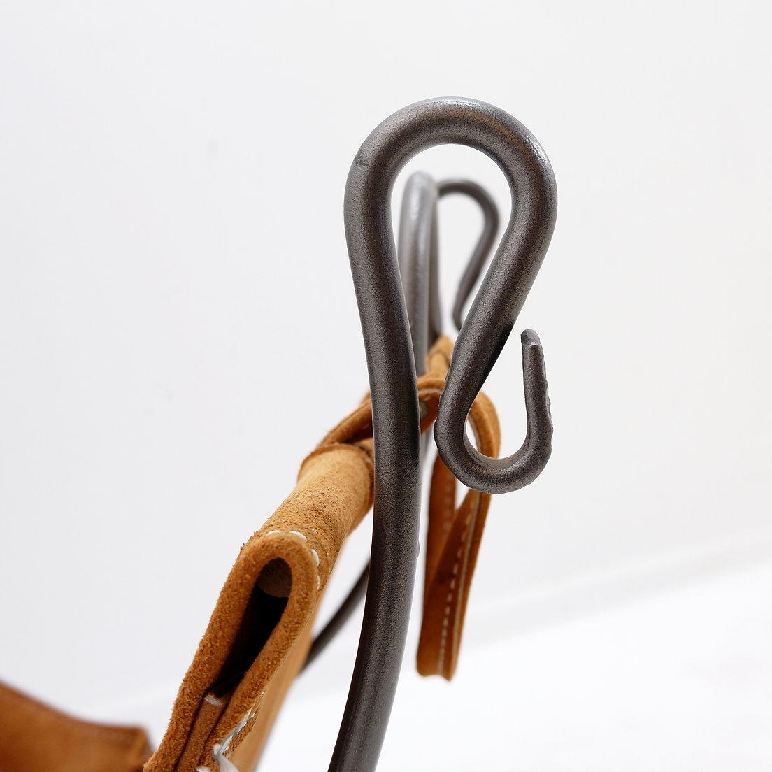 Camoscio Wrought iron log holder with Suede Leather Carrier in vendita