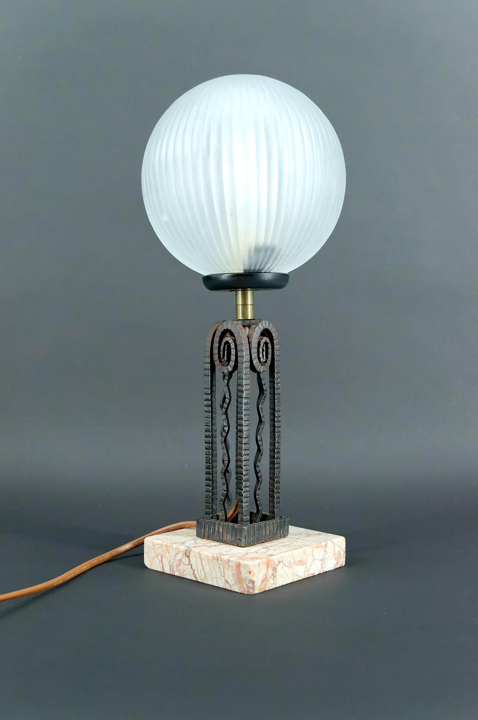 Art Deco table/living room/desk lamp.
Base made of marble and wrought iron.
Shade/reflector in the shape of a glass sphere.
In good condition, with new electrical wiring.
Height: 34 cm
Depth: 13 cm
Width: 13 cm
