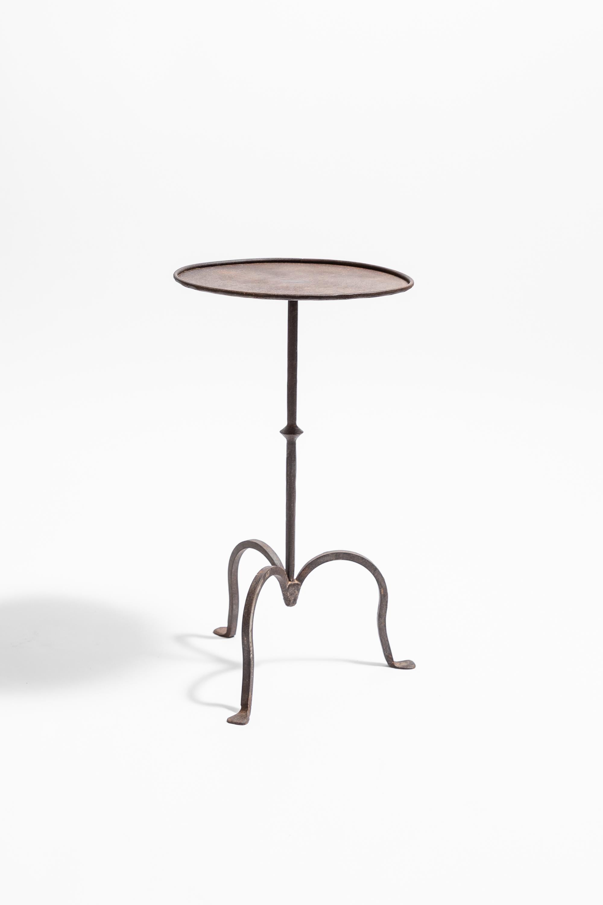 Un tavolino da Martini in ferro battuto, realizzato a mano in Inghilterra secondo un design originale degli anni '40. 

Qui è rifinito con una patina di bronzo naturale. Disponibile nelle finiture bronzo o nero.

Grande: Diametro del piano 31 cm,