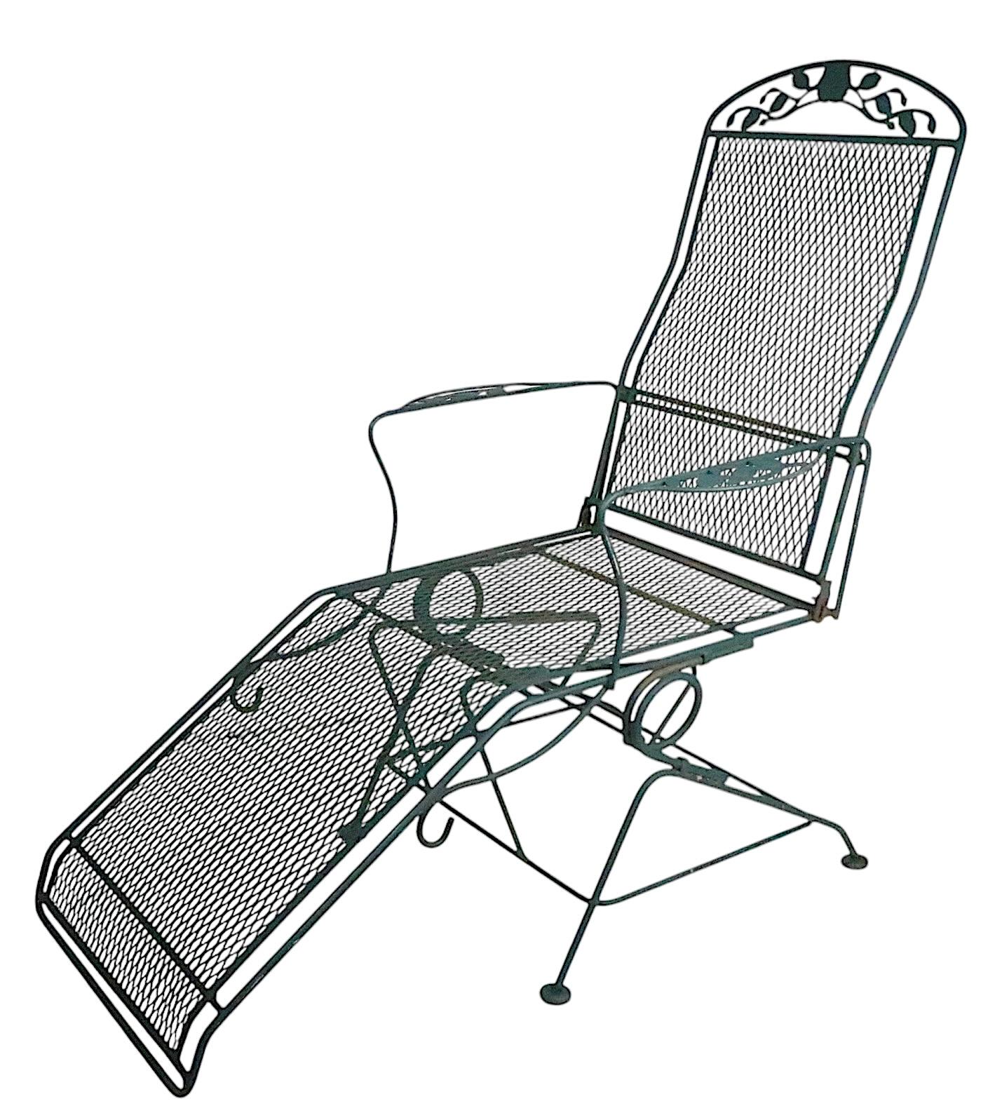 Hollywood Regency Meadowcraft, patio de jardin en fer forgé et bois de chien  Chaise longue à bascule en vente
