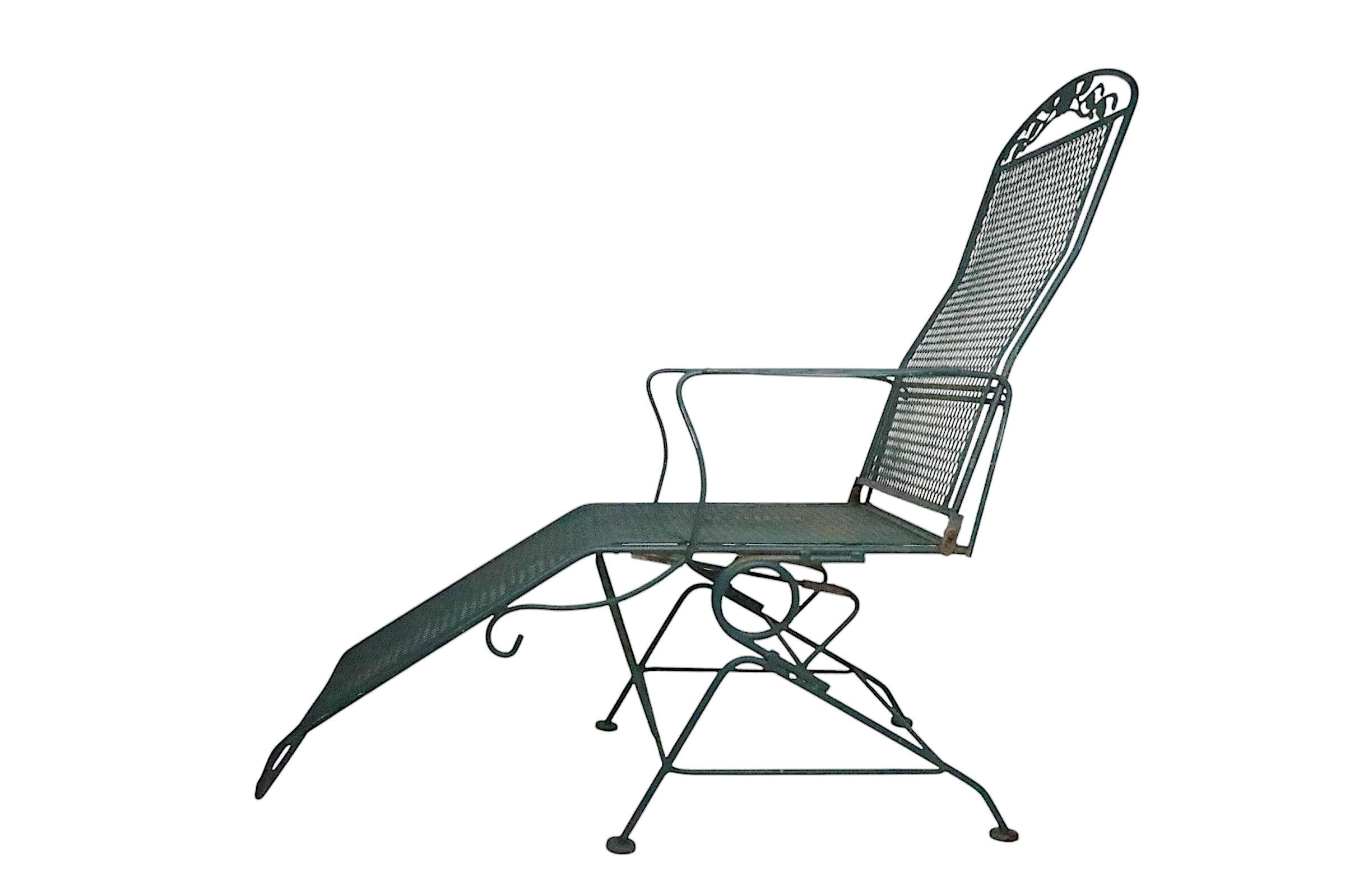 20ième siècle Meadowcraft, patio de jardin en fer forgé et bois de chien  Chaise longue à bascule en vente