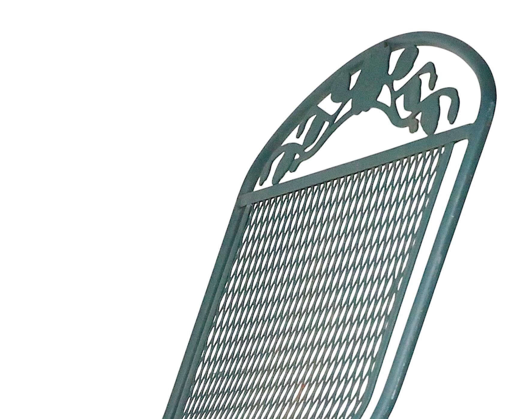 Meadowcraft, patio de jardin en fer forgé et bois de chien  Chaise longue à bascule en vente 2