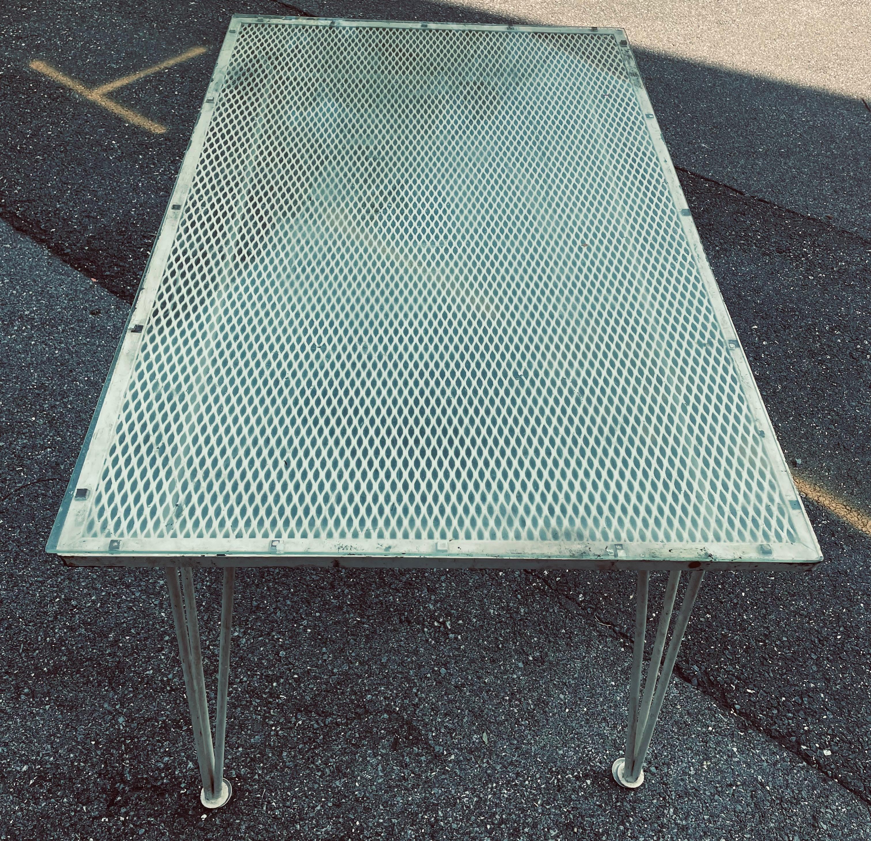 Ein fantastisch gestalteter und hergestellter Gartentisch, wie alle Salterini-Schmiedeeisenmöbel, die von Maurizio Tempestini entworfen wurden. Das Design ist schlicht, elegant und funktional und passt zu jeder Einrichtung. Der Tisch ist in gutem