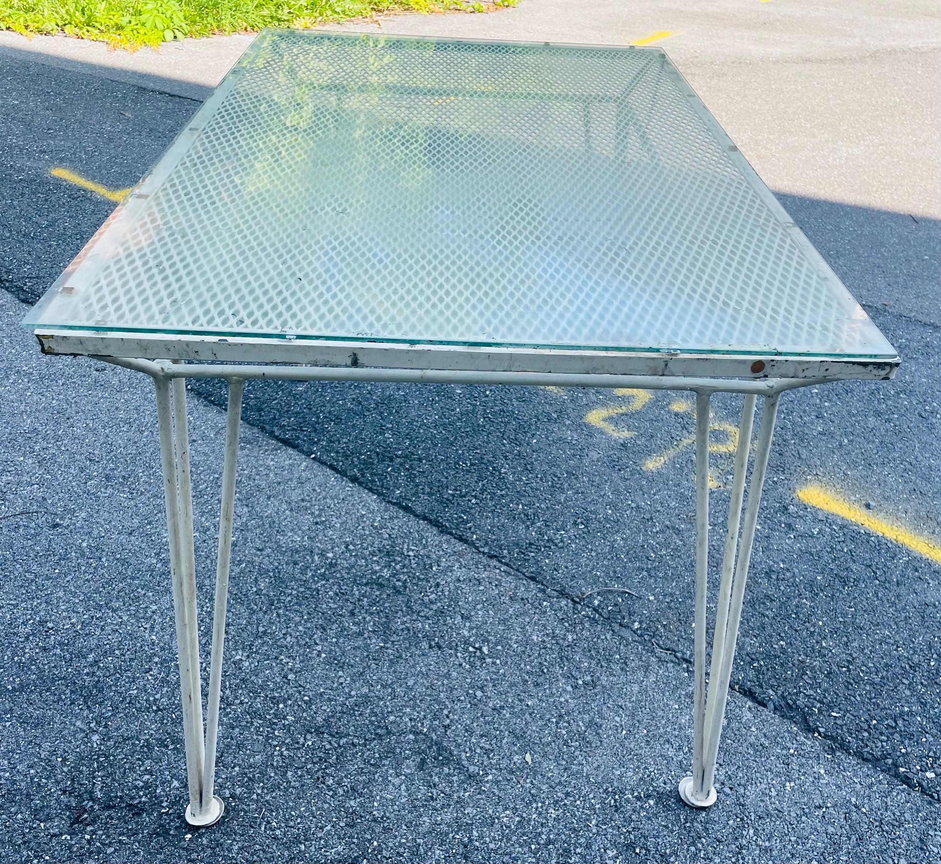 Schmiedeeisen Mesh Glasplatte Garten Esstisch John Salterini attb Tempestini (Moderne der Mitte des Jahrhunderts) im Angebot