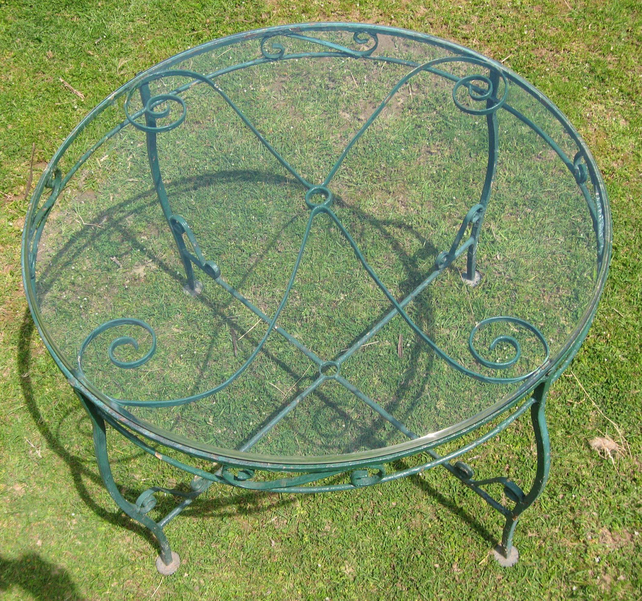 Juego de comedor/patio de cinco piezas de hierro forjado. Una mesa con tapa de cristal y cuatro sillas. Pintado de verde. Medidas de la tabla:
42,5 pulg. de ancho - 29-3/8 pulg. de alto. - 29- 11/16 pulg. de alto. Con tapa de cristal. Las sillas