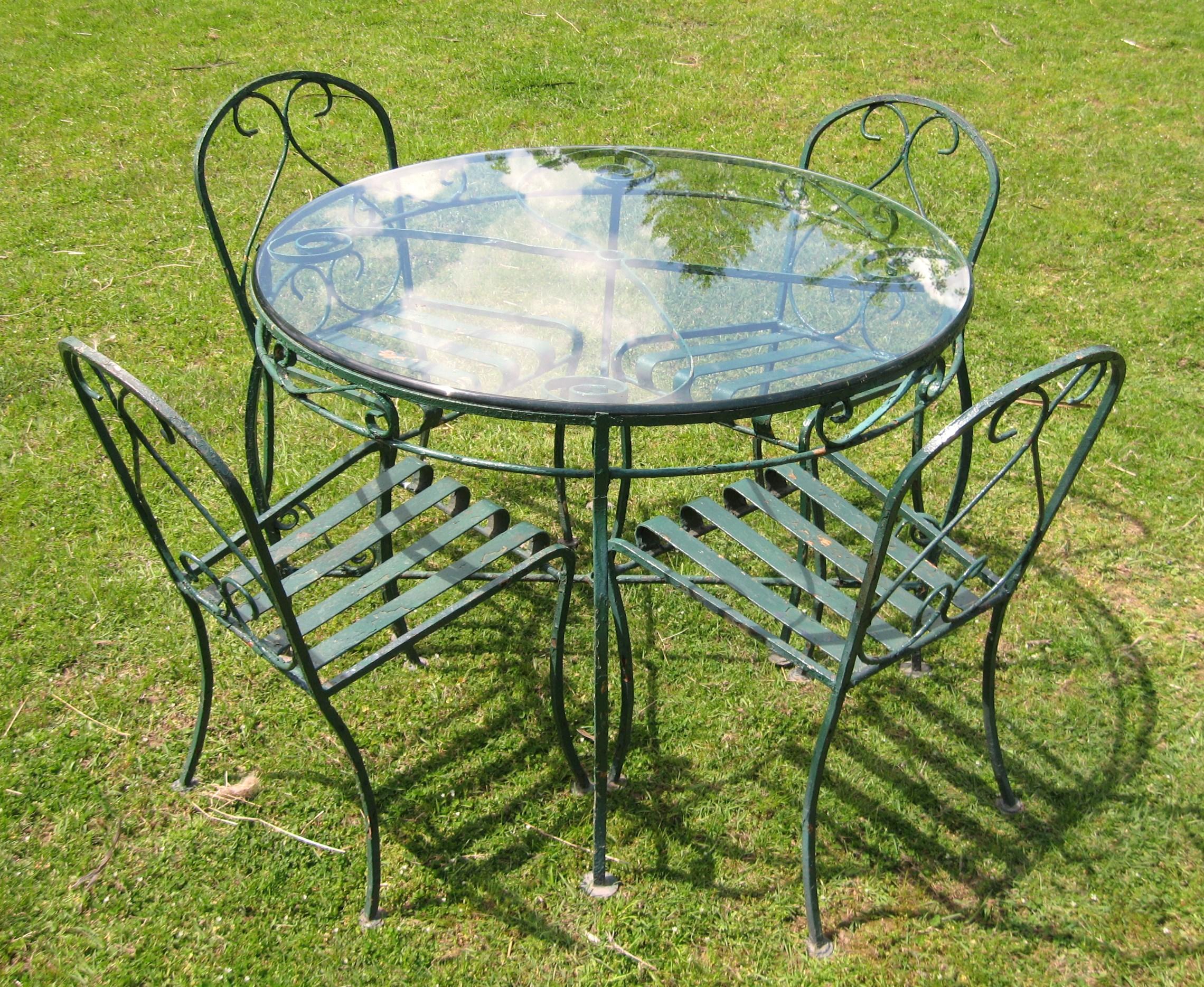 Conjunto de cinco piezas para patio de jardín de hierro forjado de mediados del siglo XX Moderno de mediados de siglo en venta