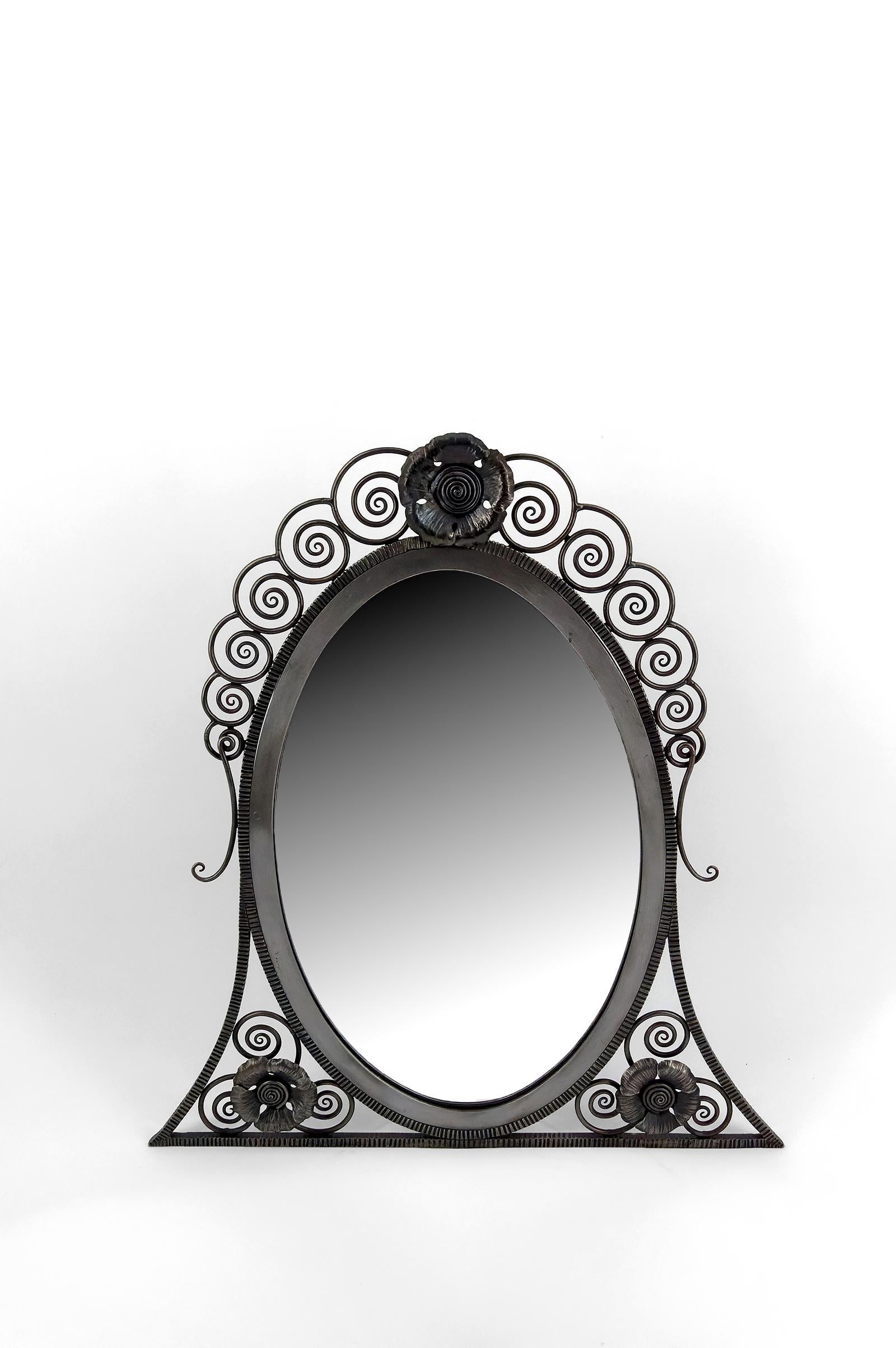 Añade un brillo intemporal a tu interior con este espejo de hierro forjado con un diseño floral, símbolo de la elegancia del Art Déco francés. 

Creado hacia 1920, este espejo muestra una estructura de hierro forjado delicadamente elaborada, en la