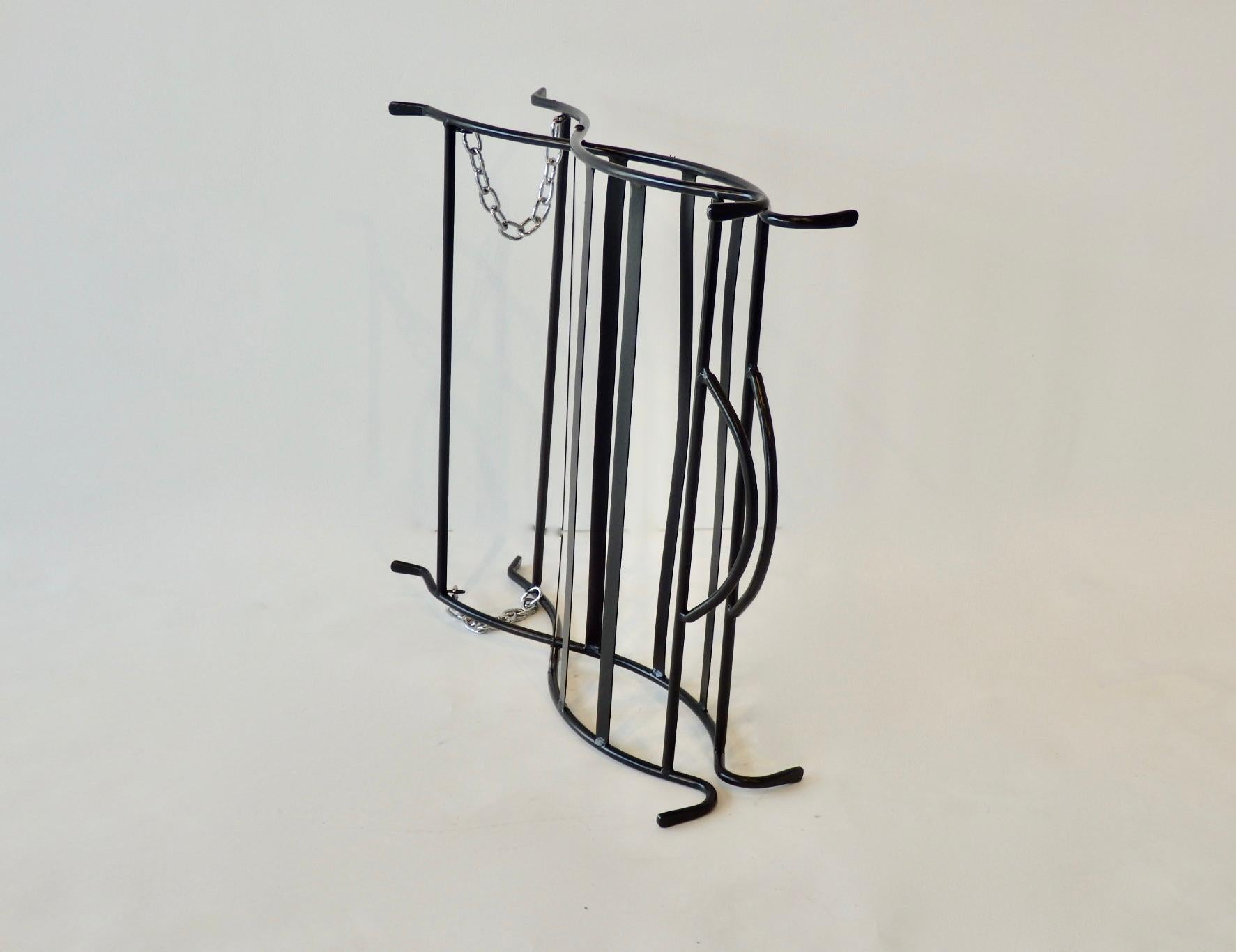 Porte-bûches moderniste en fer forgé avec finition en poudre noire mate en vente 1