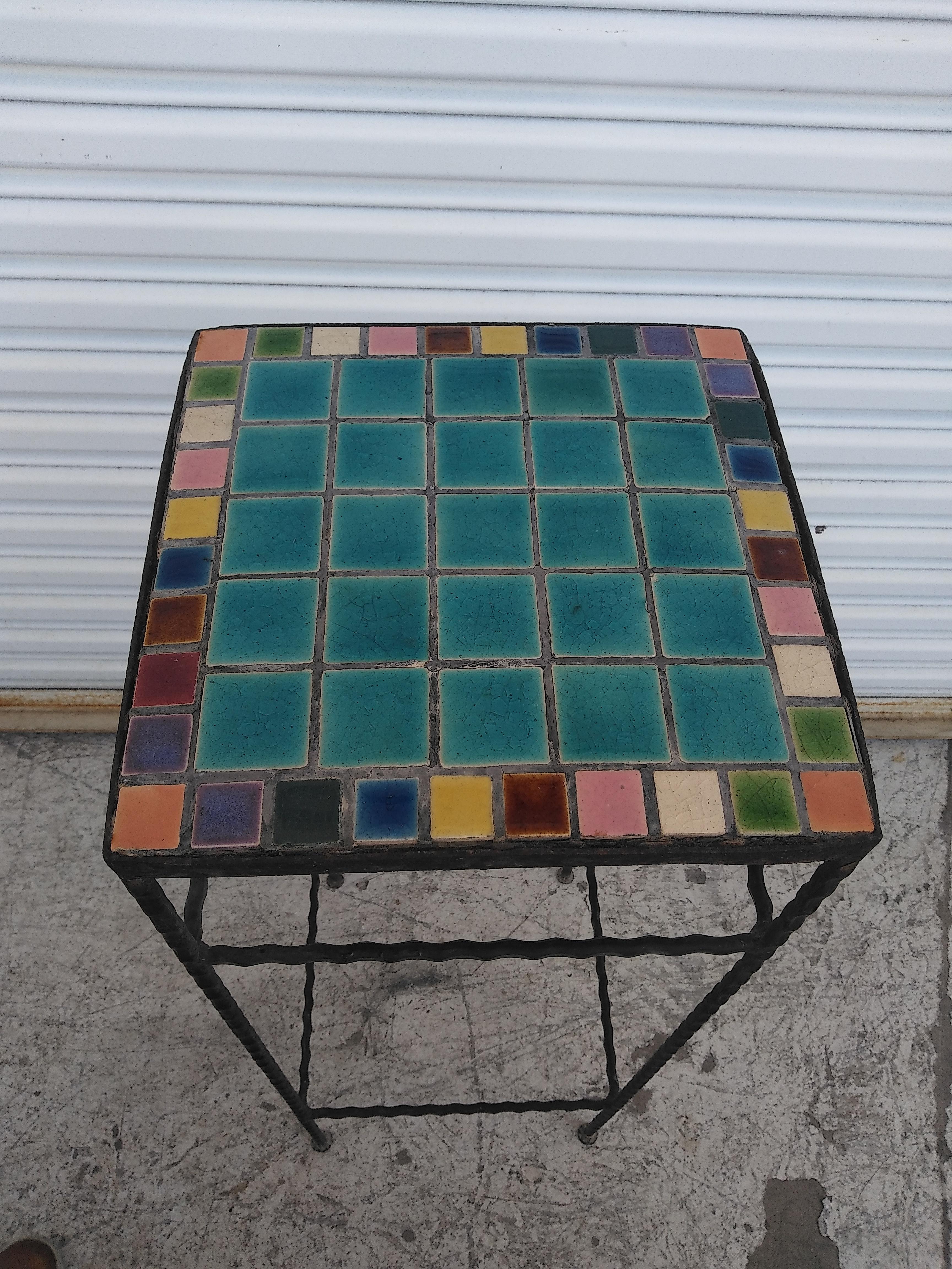 Dies ist eine wunderbare Schmiedeeisen Mosaik Fliese oben Sockel Tisch. Er zeichnet sich durch eine geflochtene oder gedrehte Form der Schmiedearbeit aus. Die Fliesen haben eine wunderbare durchscheinende Farbe, die Helligkeit und Licht in jeden
