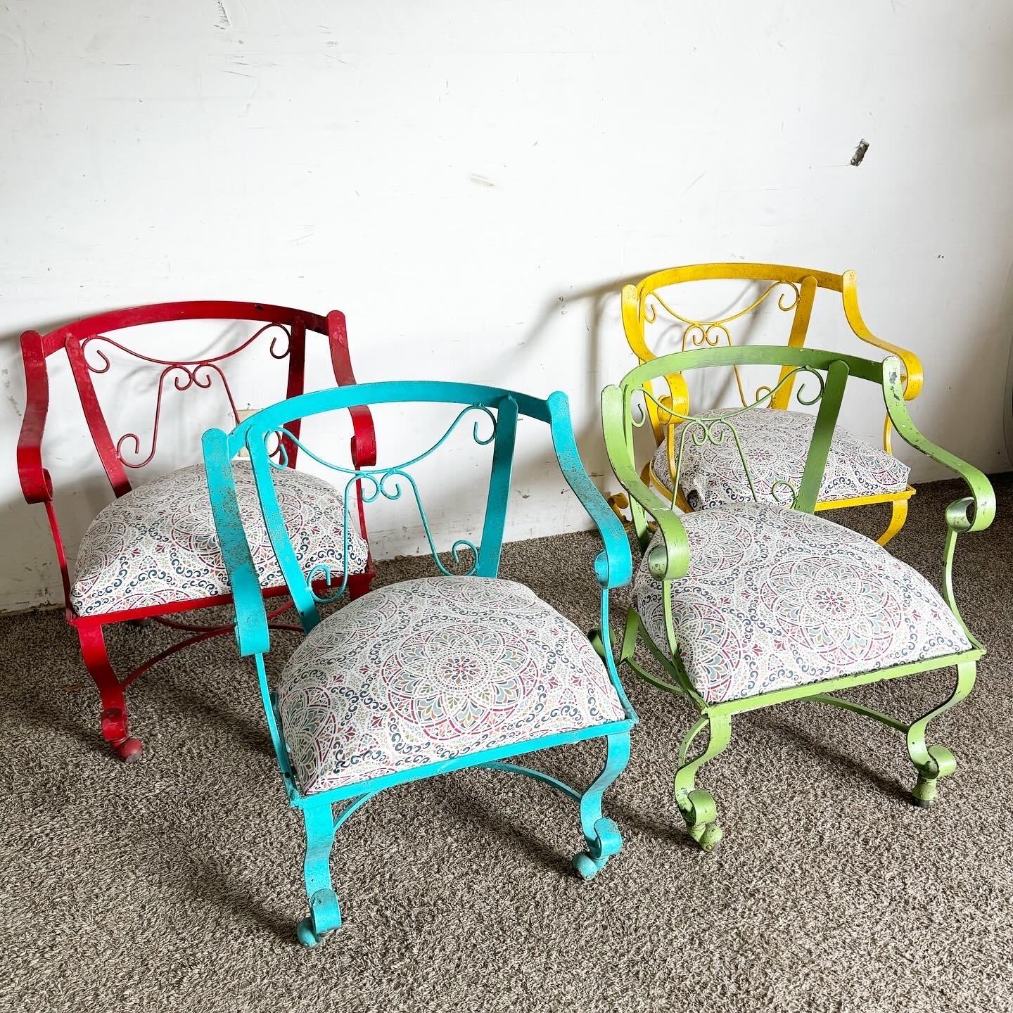 Illuminez votre espace avec cet ensemble vibrant de quatre chaises à bras en fer forgé multicolore sur roulettes. Chaque chaise brille dans une teinte différente - rouge, bleu, vert et jaune - apportant une atmosphère vivante et ludique à n'importe