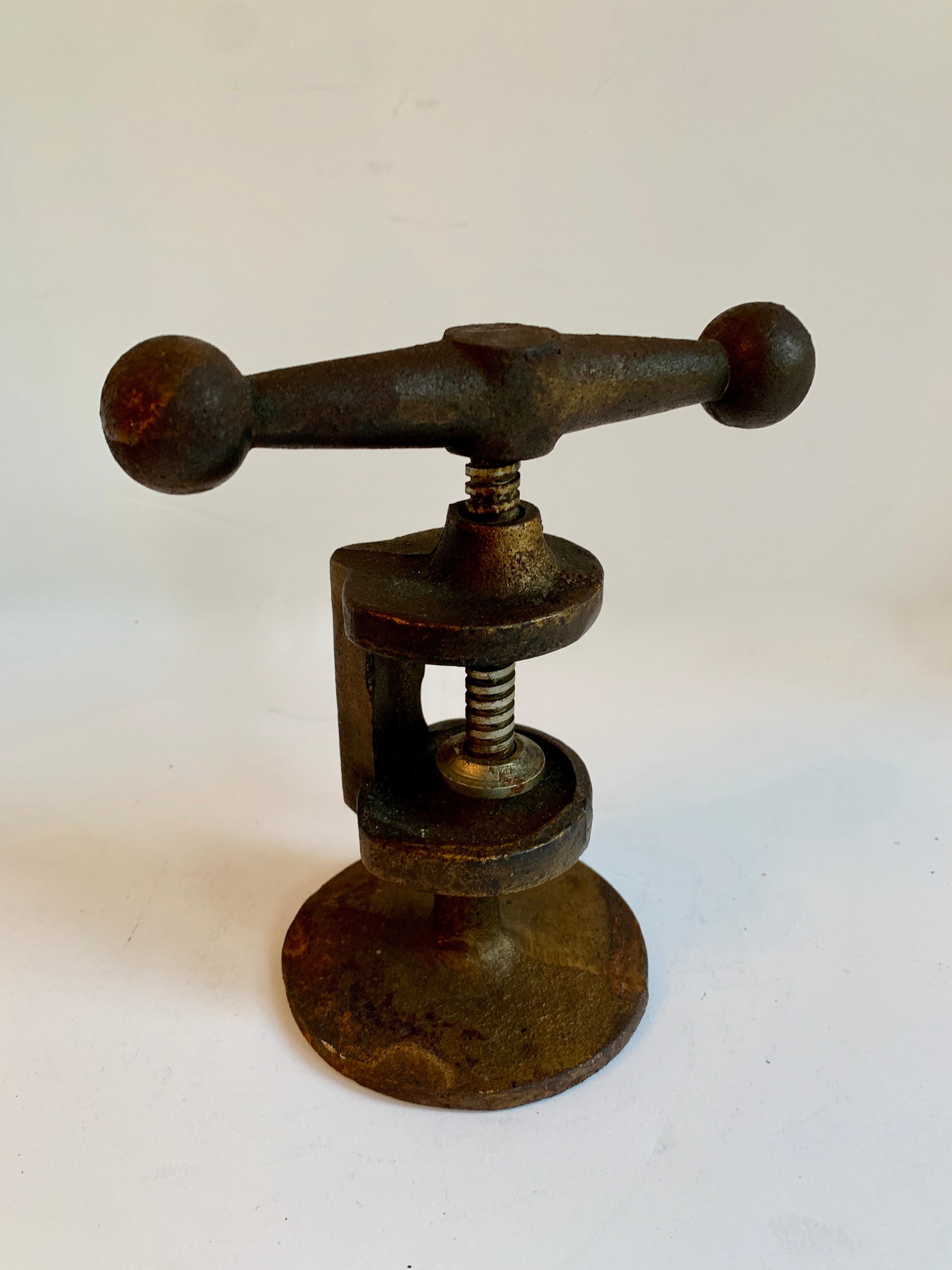 20ième siècle Casse-noix en fer forgé de Robert Welch England en vente