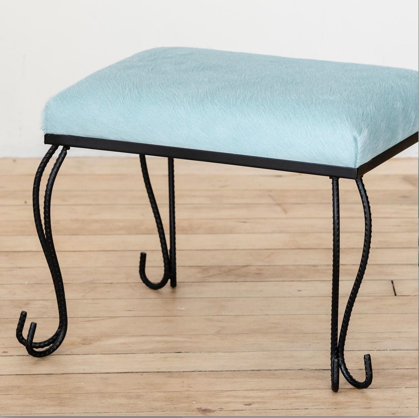 Taburete de pie de hierro forjado de los años 50, recién restaurado, tapizado en piel de vaca europea azul bebé con una nueva capa de pintura en polvo en el armazón de hierro. Este tejido de pelo sobre piel es agradable a la vista y