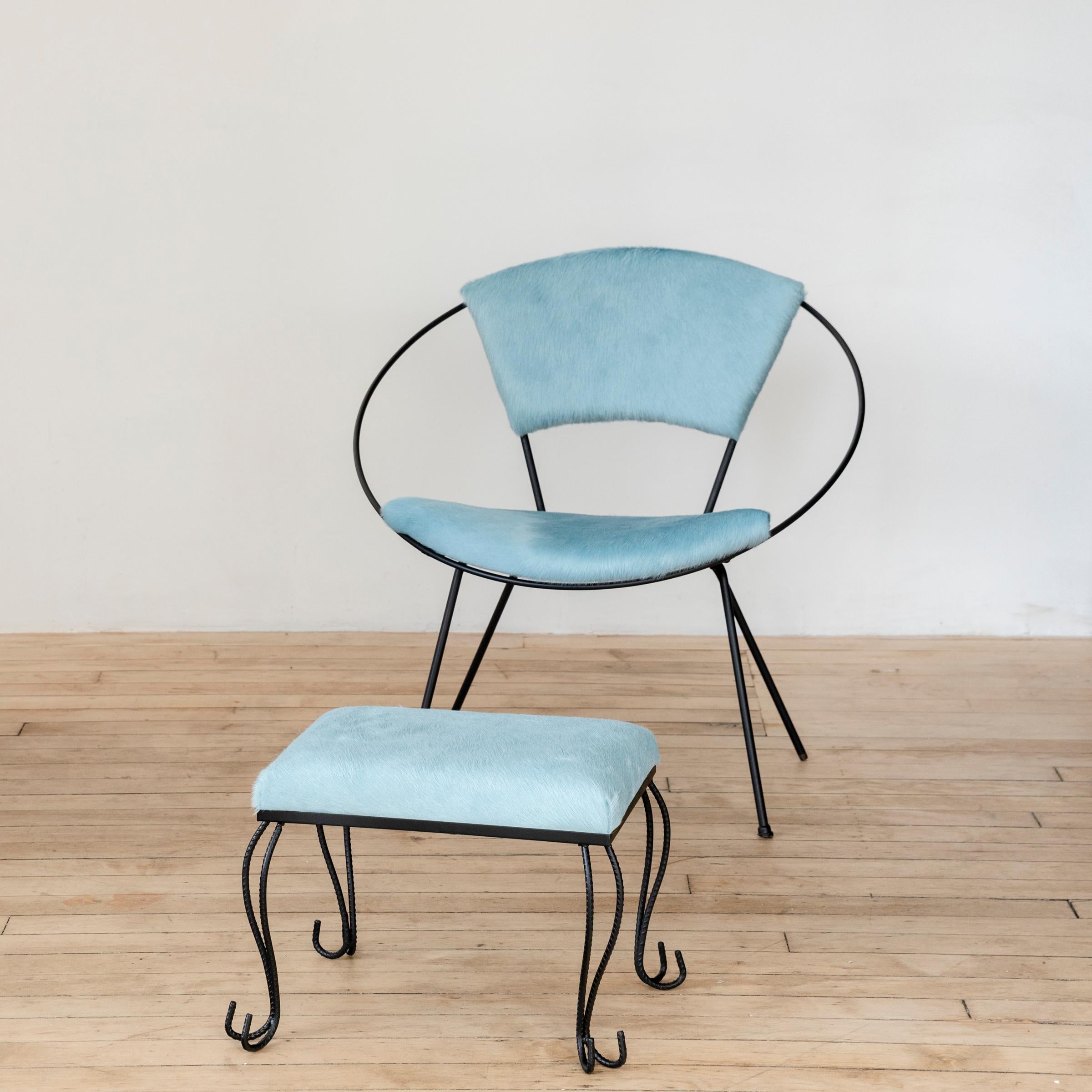 Otomana/taburete de hierro forjado en piel de vaca azul bebé en Excelente estado para la venta en Brooklyn, NY