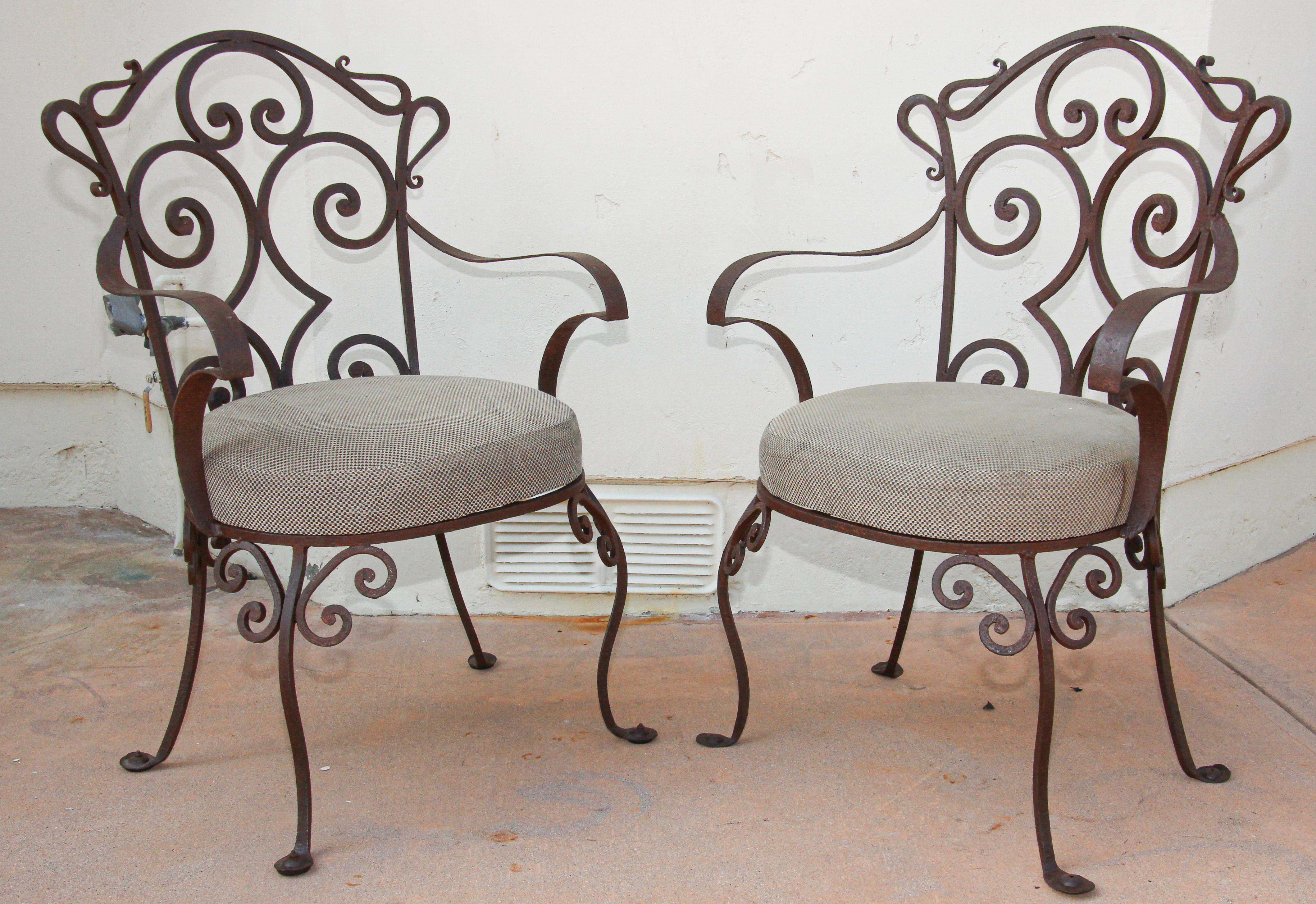 Large vintage outdoor wrought iron set of 6 armchairs in Jean-Charles Moreux Style,
They come with upholstered custom cushion seat.
Hand-wrought iron and probably made circa 1950, no previous visual repairs.
Seat cushions are old but quite usable