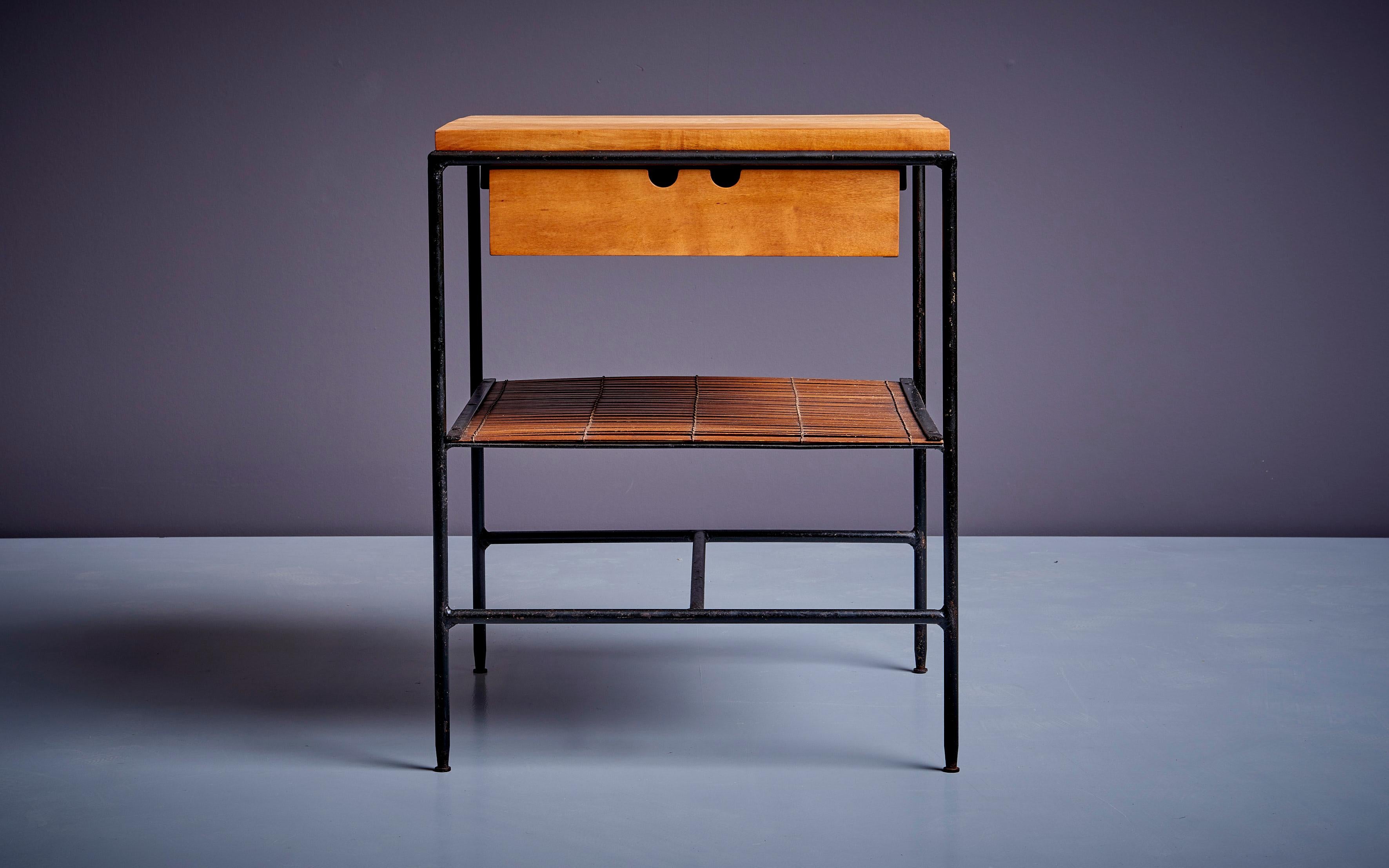 Très désirable table de nuit ou table d'appoint Paul McCobb #1572 de sa collection Planner Group pour Winchendon, vers les années 1950. Elle se compose d'un cadre en fer forgé noir apparent, d'un seul tiroir et d'un plateau en érable, et d'une