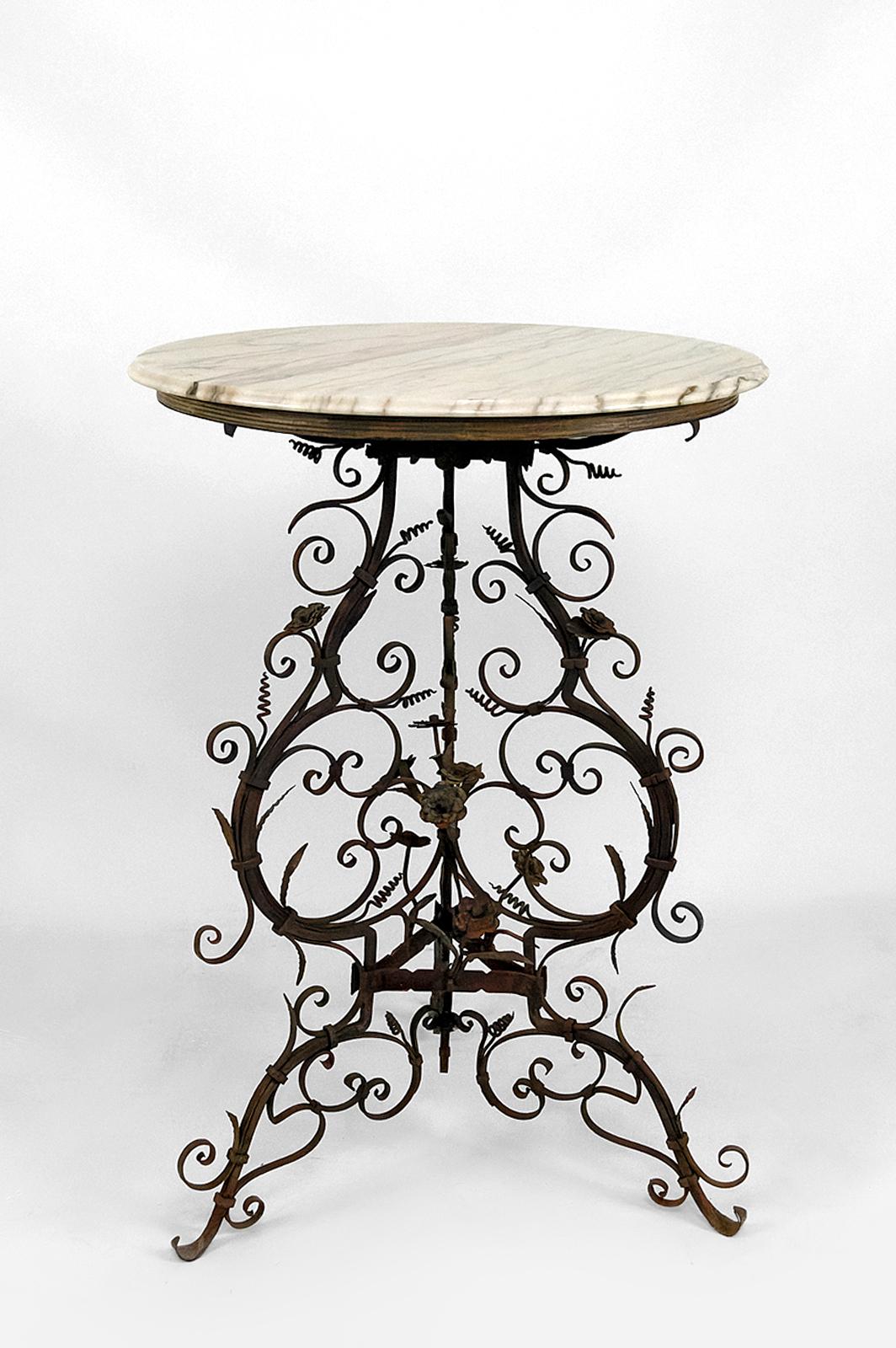 Venice, Italy, 17th-18th century

Old wrought iron tripod base of a basin or a brazier with floral decorations from the 17th or 18th century transformed into a pedestal table / gueridon / side table.

Circular marble top.

In good general condition,