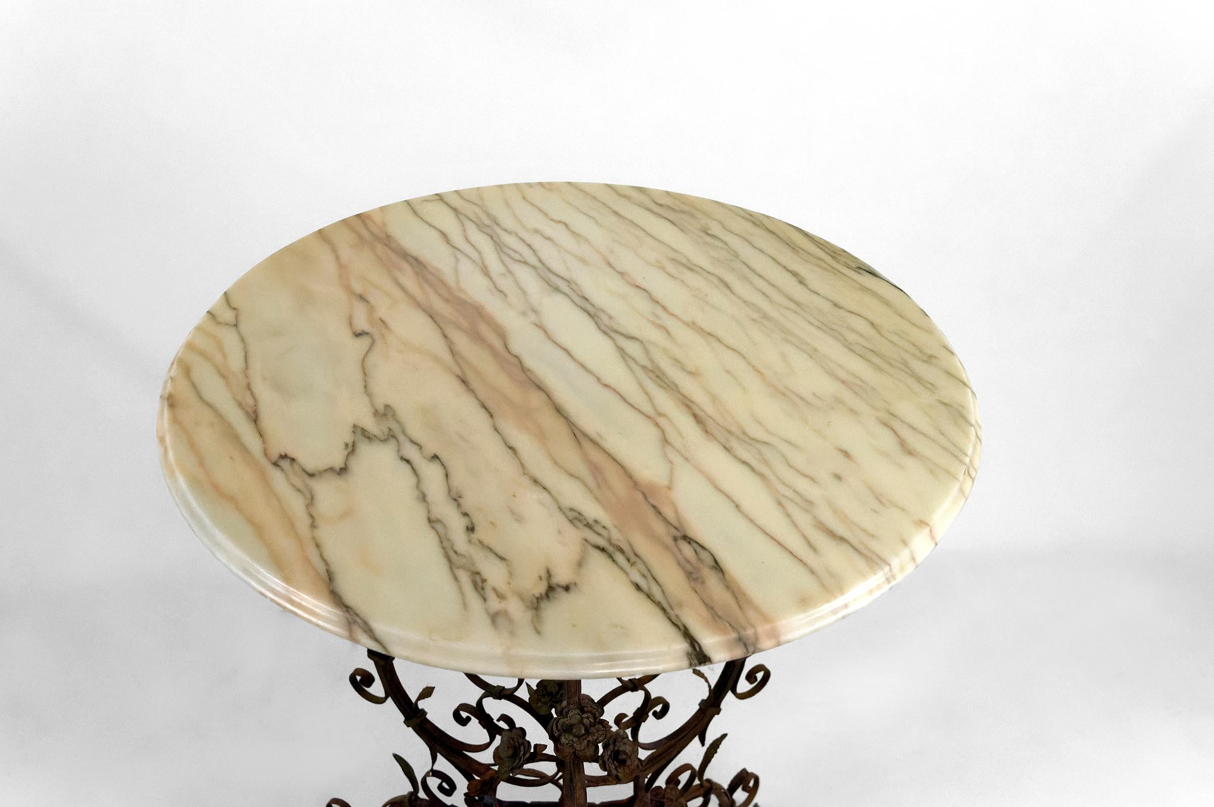 Patinated Wrought iron pedestal table / side table and marble top, Venice, Italy, 17th For Sale
